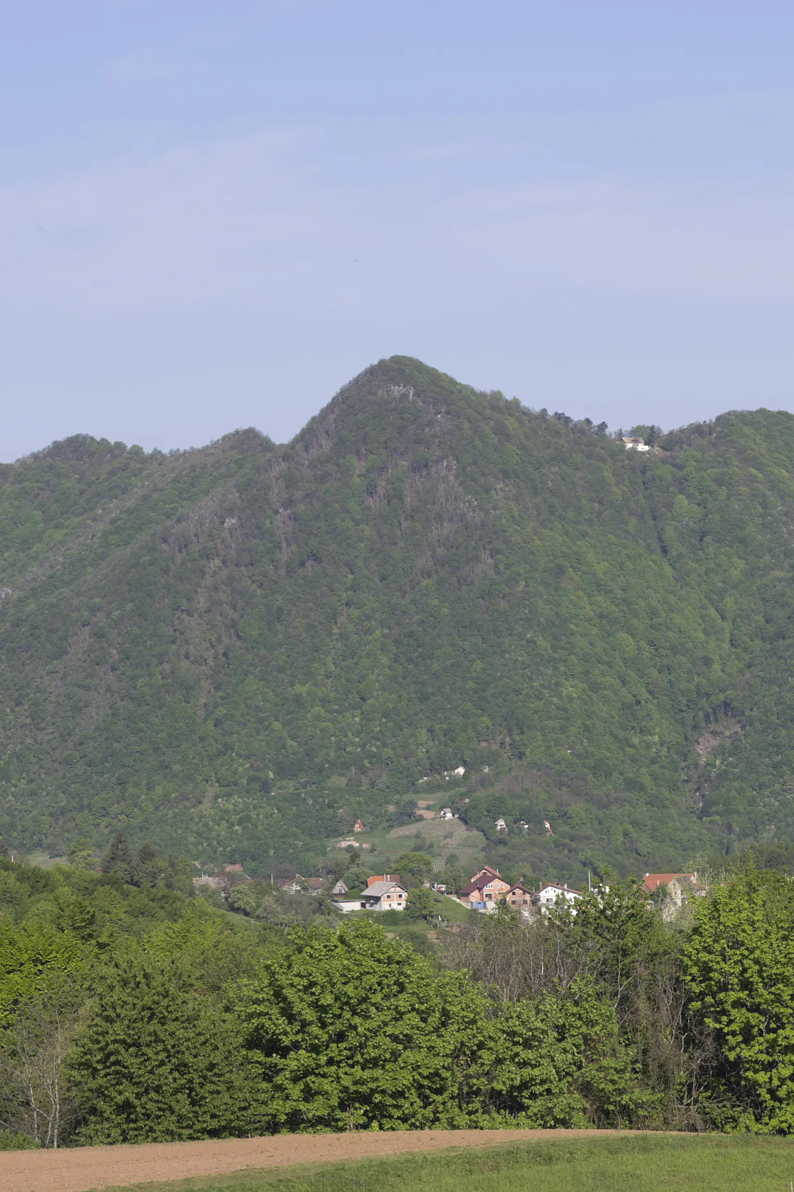 Photo showing: Vrh Oštrc gledan iz sela Kotari