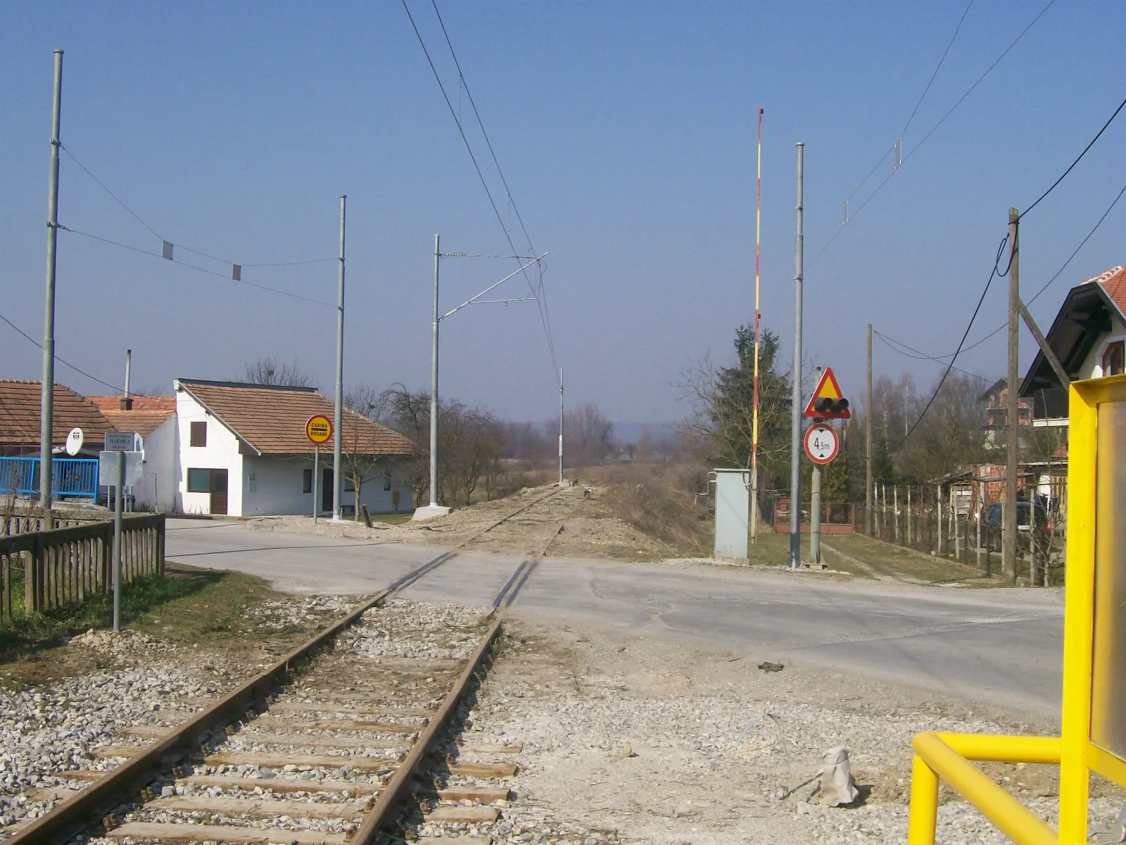 Photo showing: Željeznička stanica Harmica, željezničko cestovni prijelaz, za vrijeme obnove pruge, 2008.