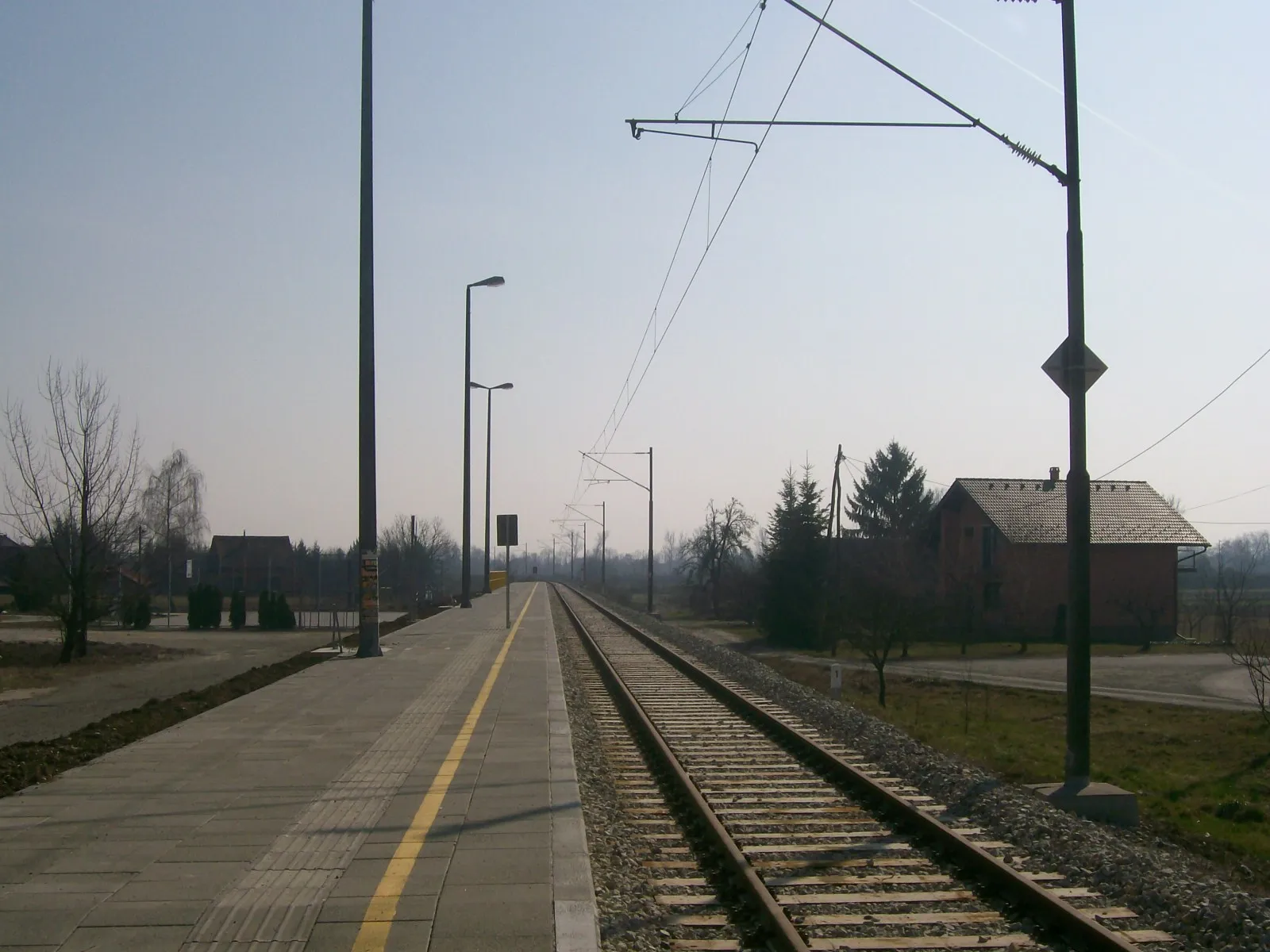 Photo showing: Željeznička stanica Harmica, na pruzi Savski Marof-Kumrovec, nakon elektrifikacije