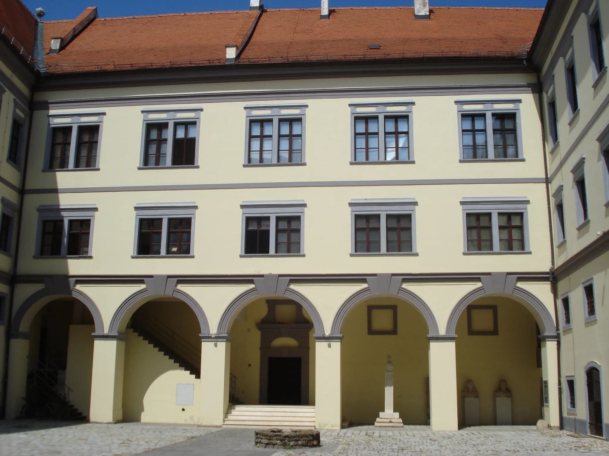 Photo showing: The atrium of the inner palace of Zrinski Castle in Čakovec, Croatia