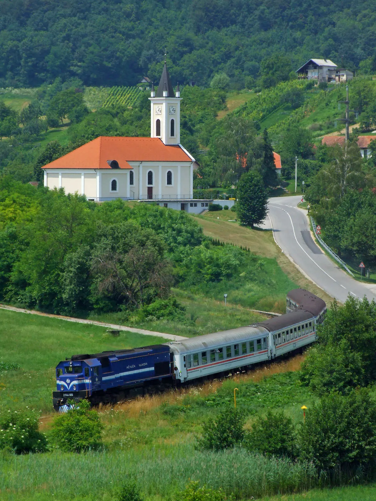 Photo showing: Passenger train near Podrute in Varaždin County in Croatia. Locomotive is HŽ 2044 series, number 005.
