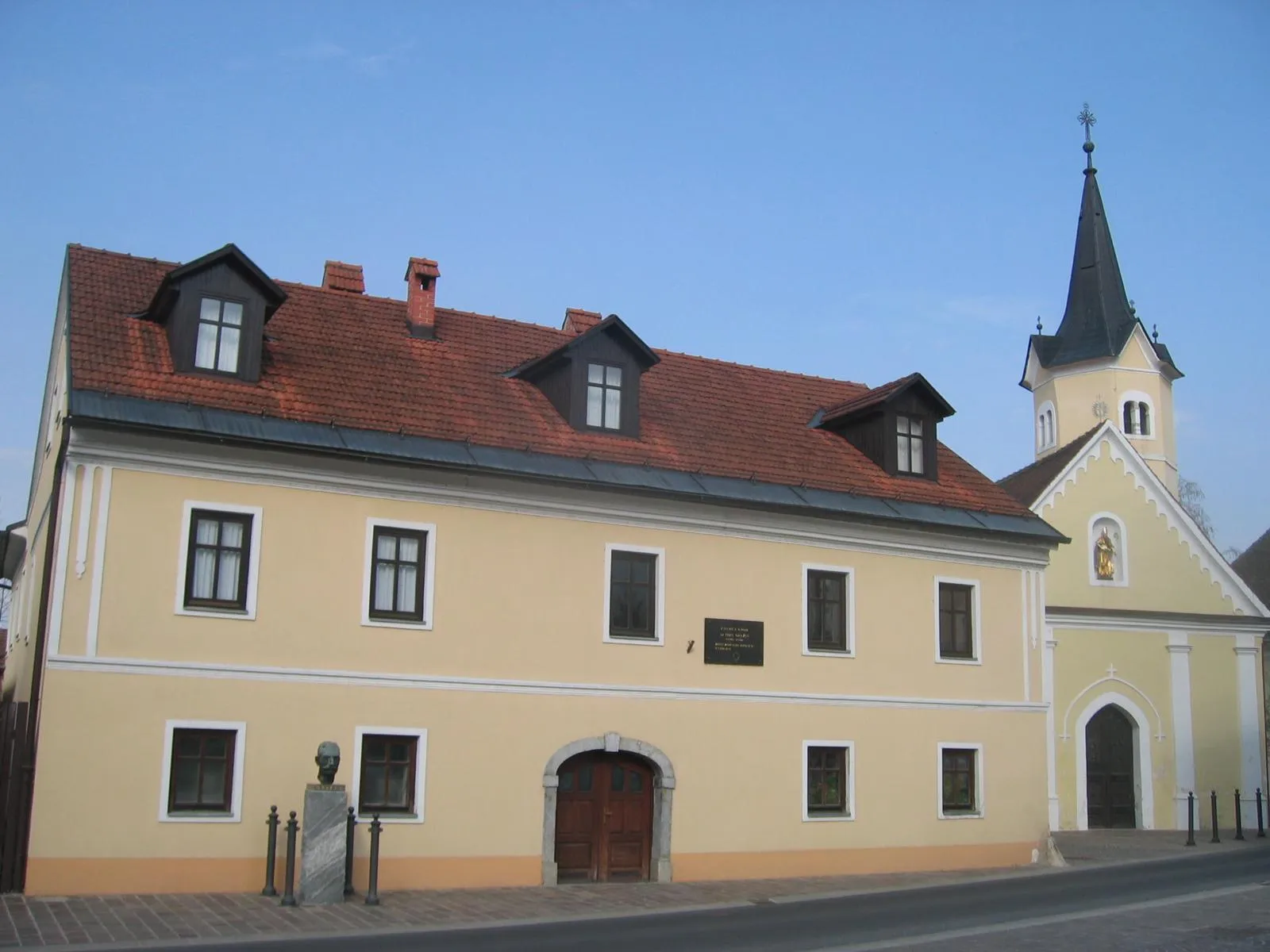 Photo showing: Oražen's house at Kostanjevica na Krki, Slovenia

photo:Ziga 07:47, 2 April 2007 (UTC)