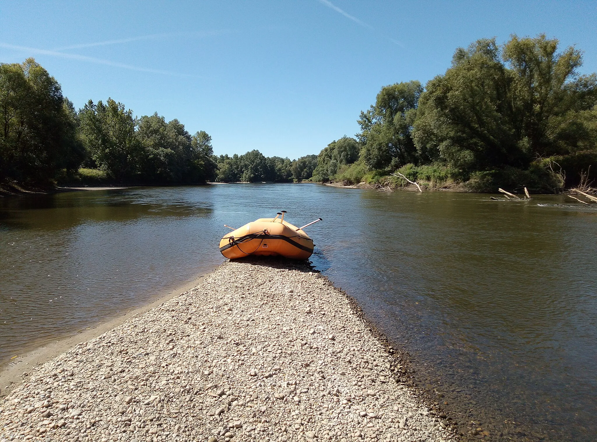 Photo showing: Murakeresztúr, Mura - 2019. 08. 18. – Bal part: Murakeresztúr külterülete (Magyarország). Jobb part: Légrád külterülete (Horvátország). A határ a Muránál nem mindig a folyón húzódik, sokszor a folyó mindkét oldala ugyanahhoz az országhoz tartozik. A part és a szigetek a folyó munkája miatt állandóan változnak.