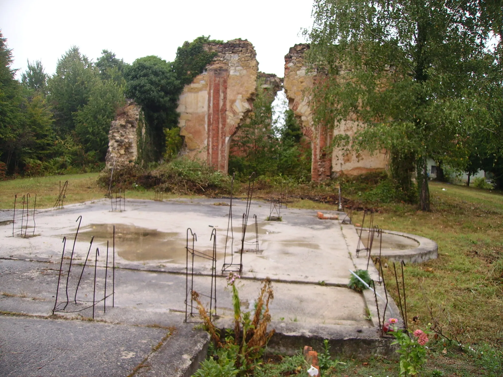 Photo showing: Destructed church in Bović, Croatia.