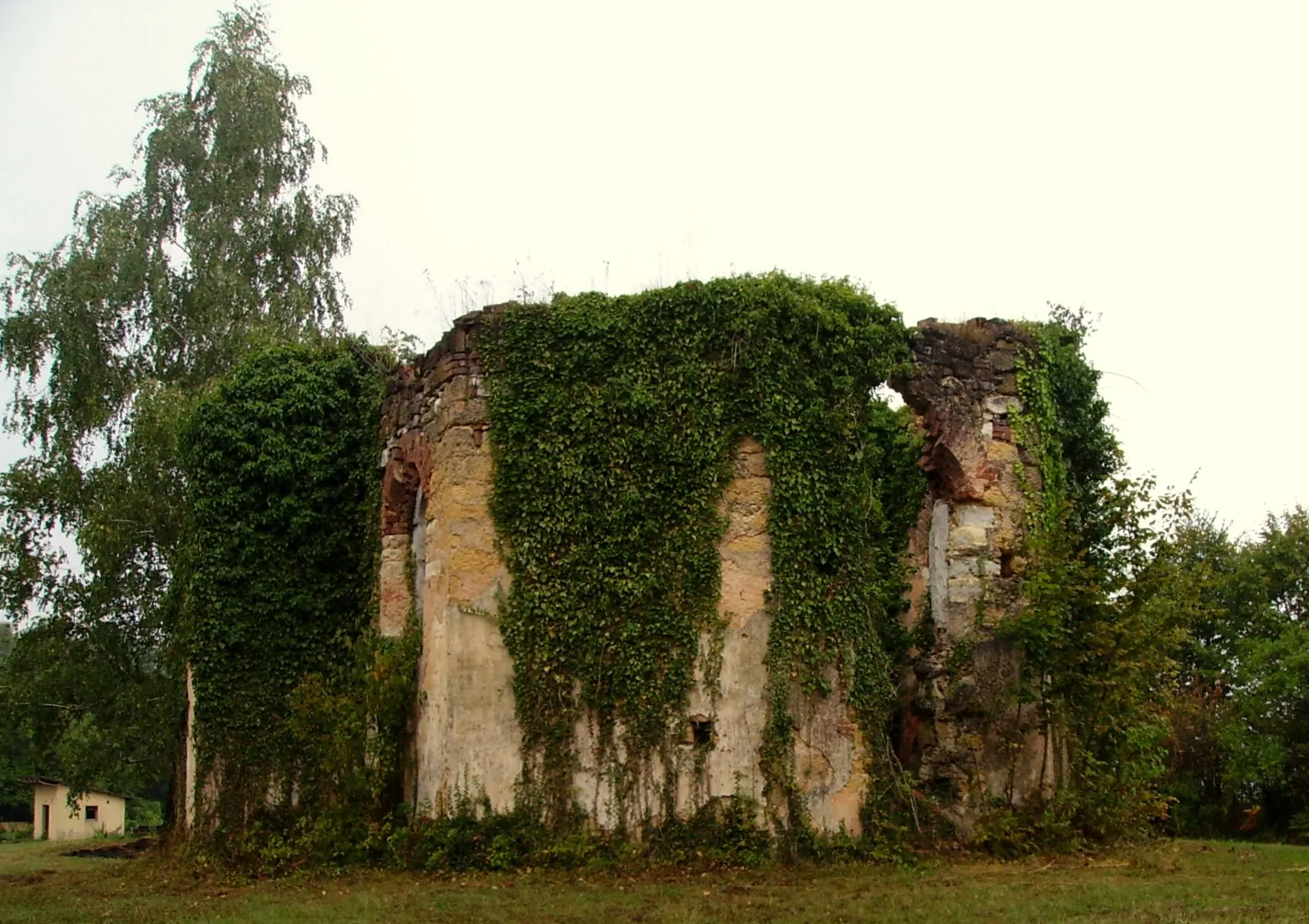 Photo showing: Destructed church in Bović, Croatia.