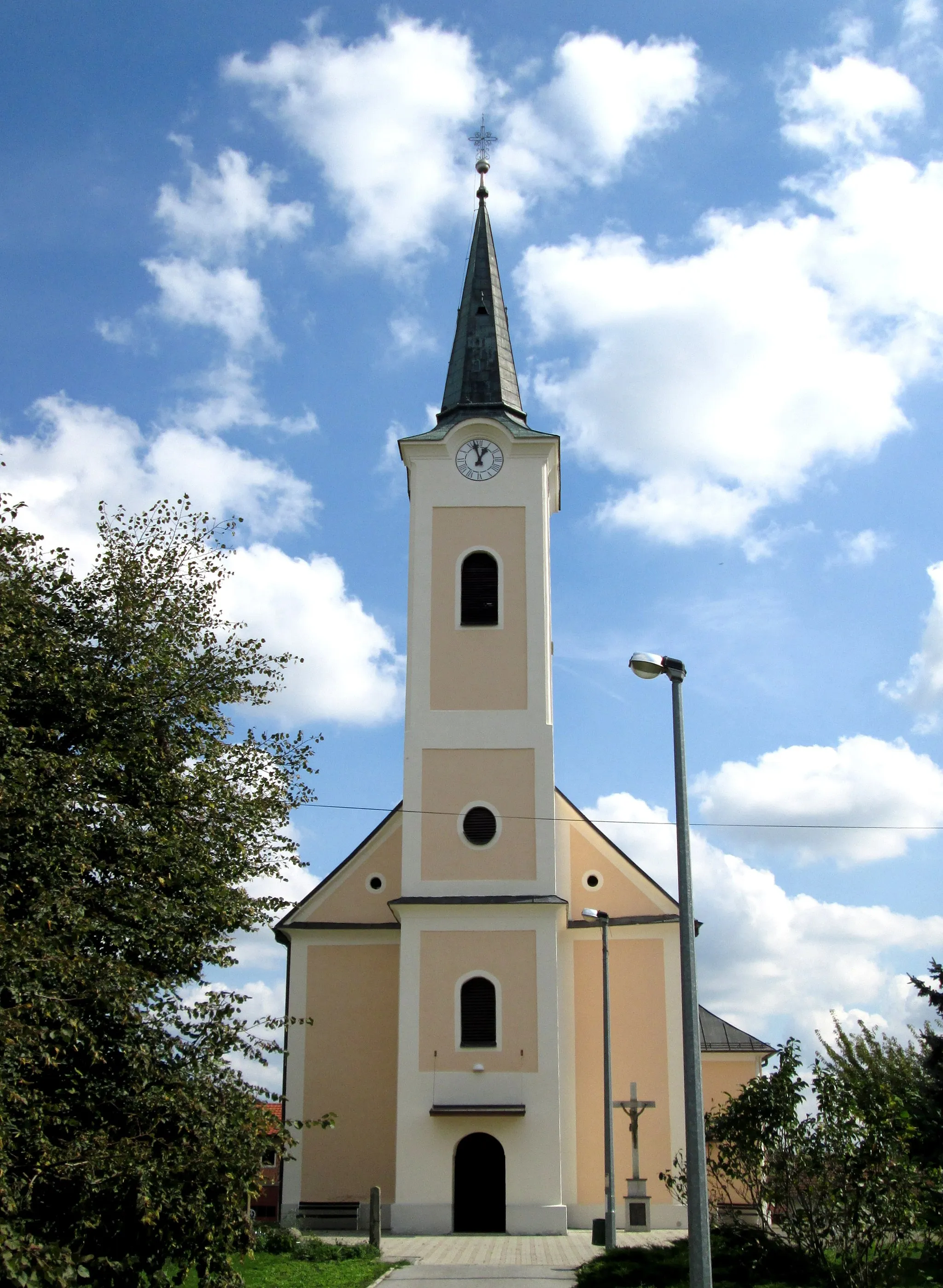 Photo showing: Catholic Church of Holy Trinity in village of Rovisce in Croatia
