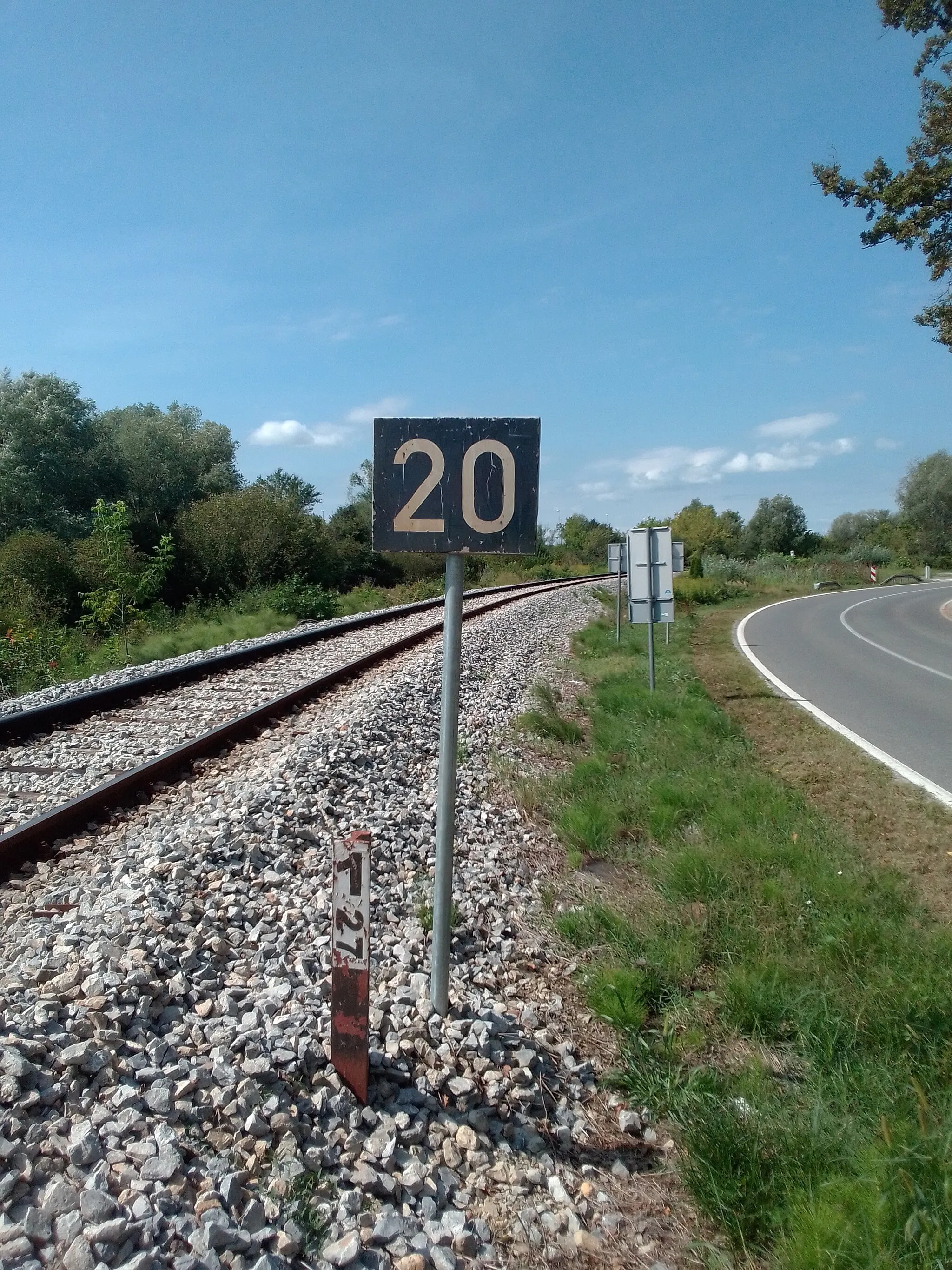 Photo showing: Slow order siglan board used by Croatian Railways