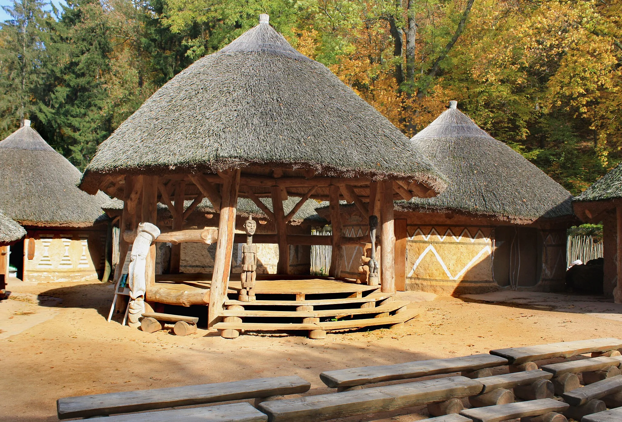 Photo showing: Platform in Matongo exposition, Zoo Jihlava, Czech Republic