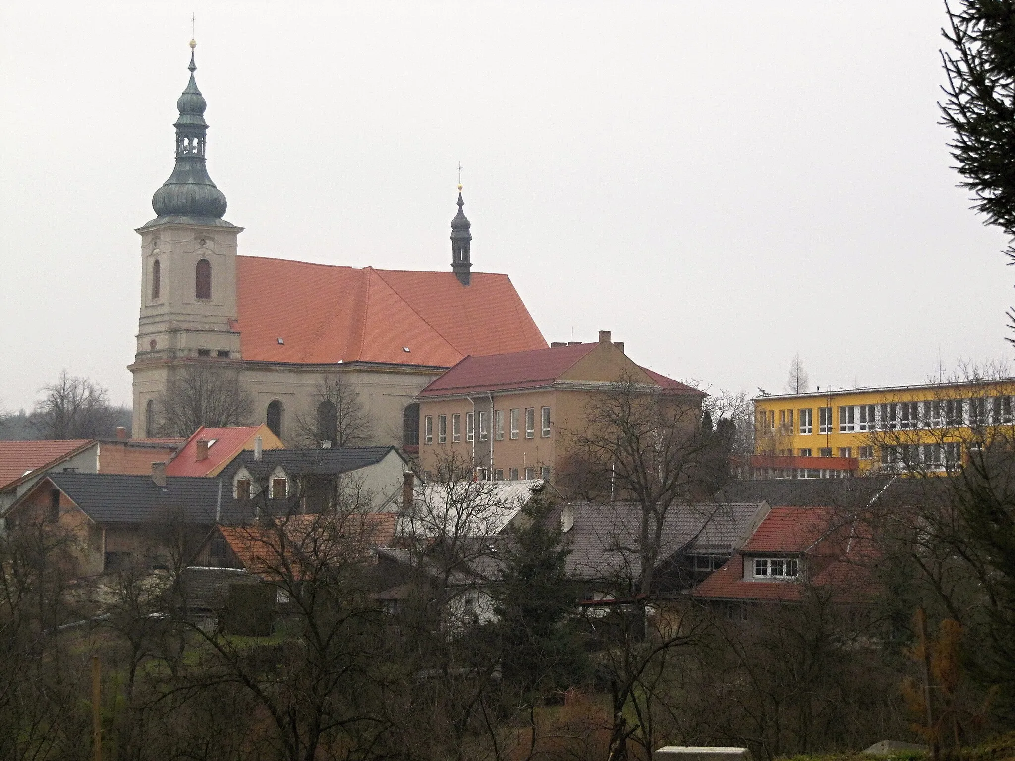 Photo showing: Střílky in Kroměříž District, Czech Republic. Church, municipal office and school.