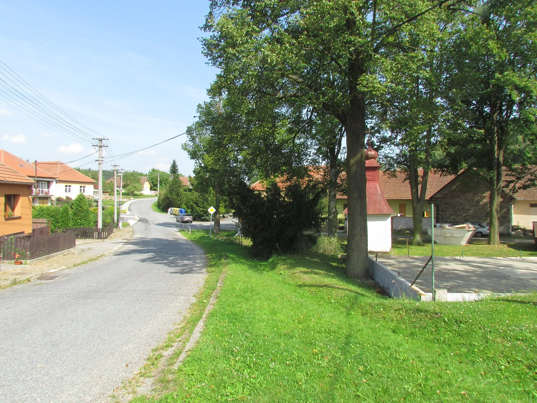 Photo showing: Center street in Batouchovice, Třebíč District.