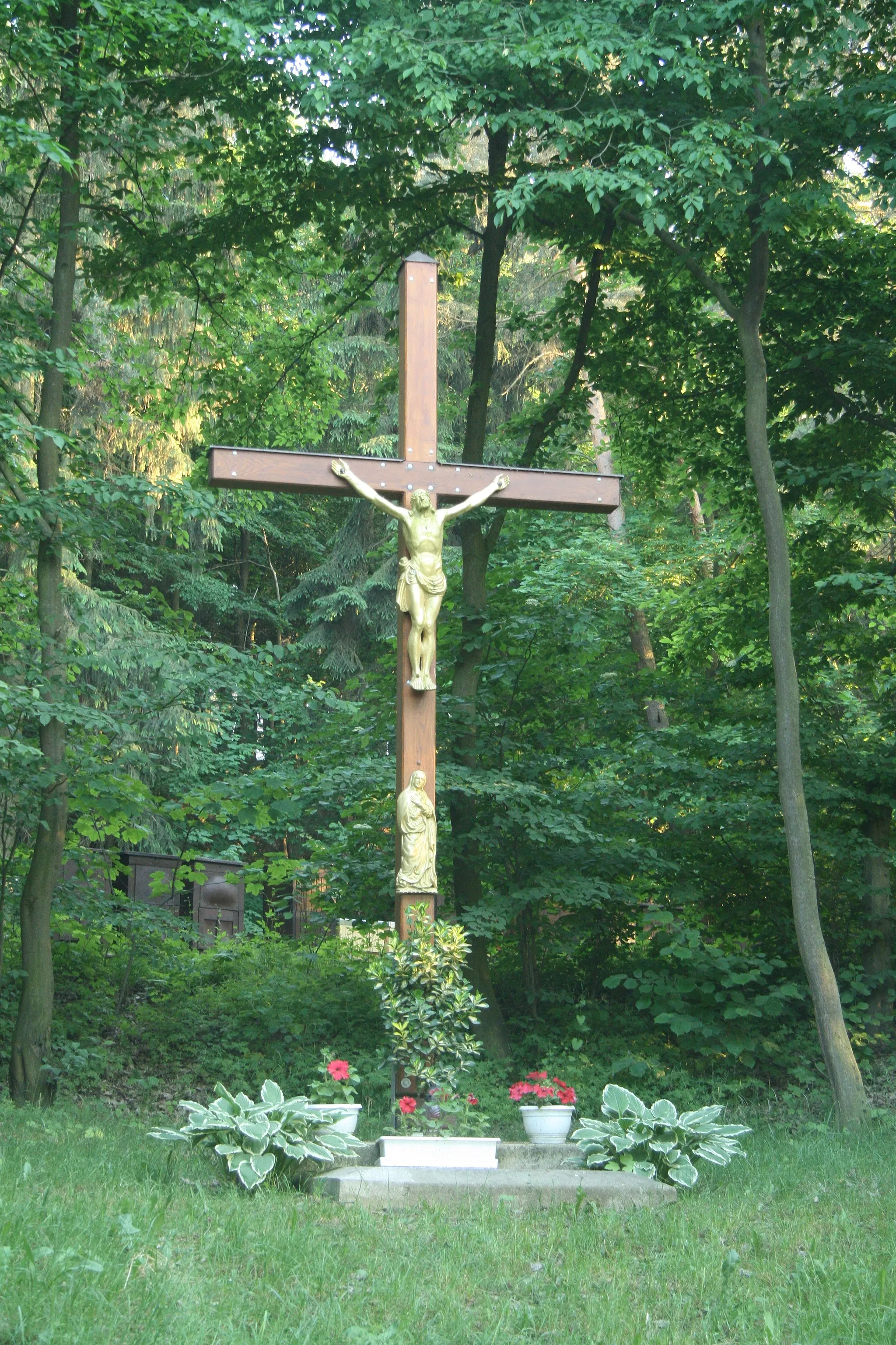 Photo showing: Cross in forest in Dešov, Třebíč District.