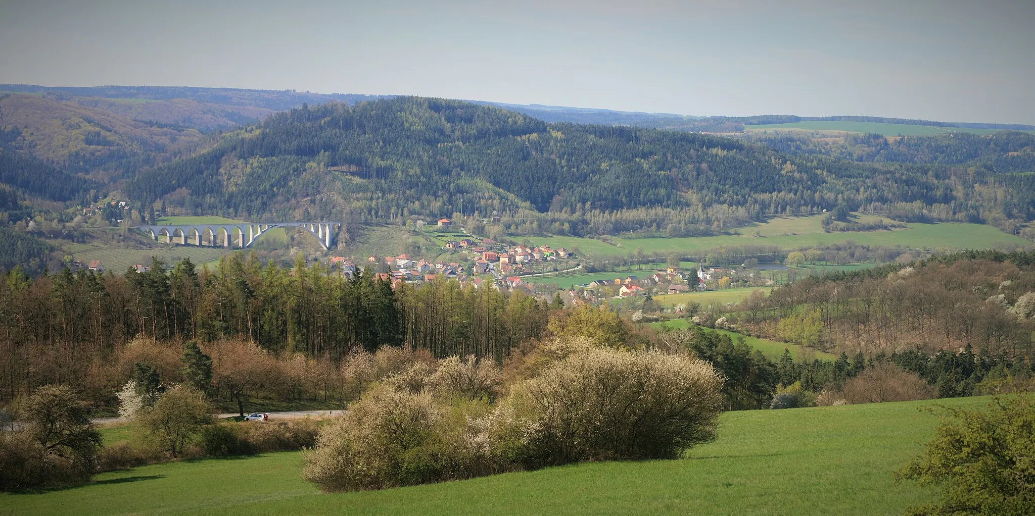 Photo showing: Výhled z rozhledny Křivoš u obce Kaly jihozápadním směrem na obec Dolní Loučky, okres Brno-venkov.