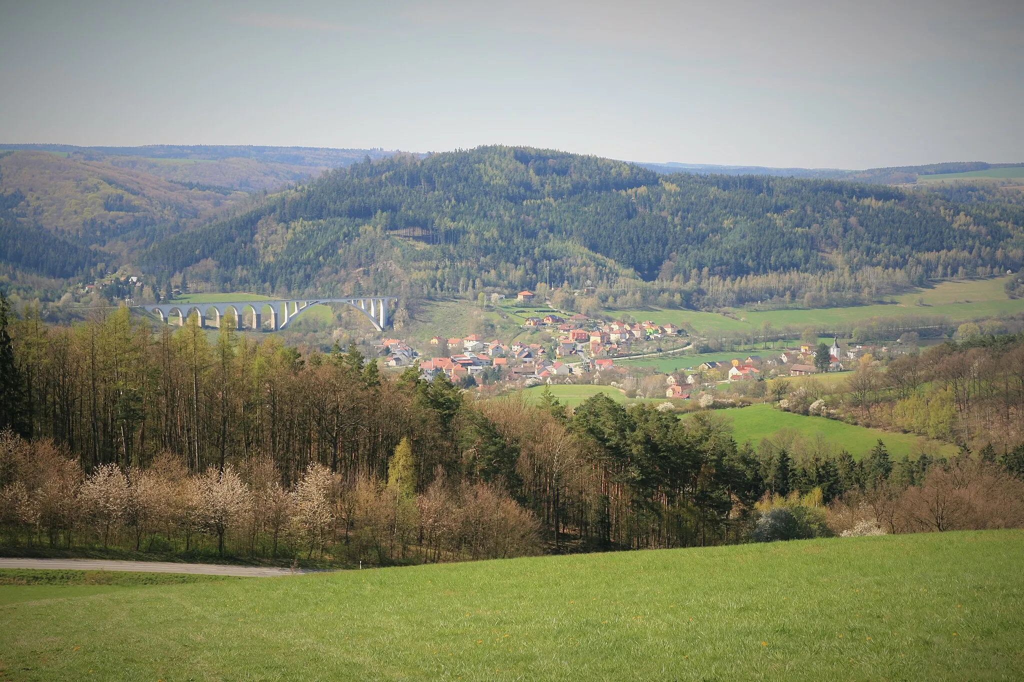 Photo showing: Výhled z rozhledny Křivoš u obce Kaly jihozápadním směrem na obec Dolní Loučky, okres Brno-venkov.