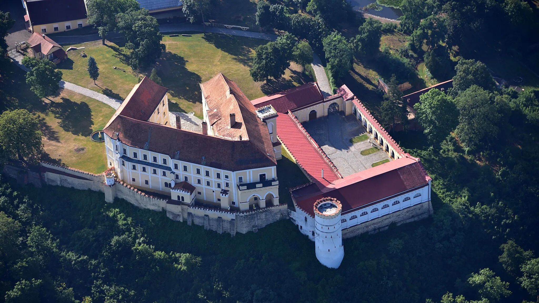 Photo showing: CZ - Schloss Letovice, Luftaufnahme (2018)