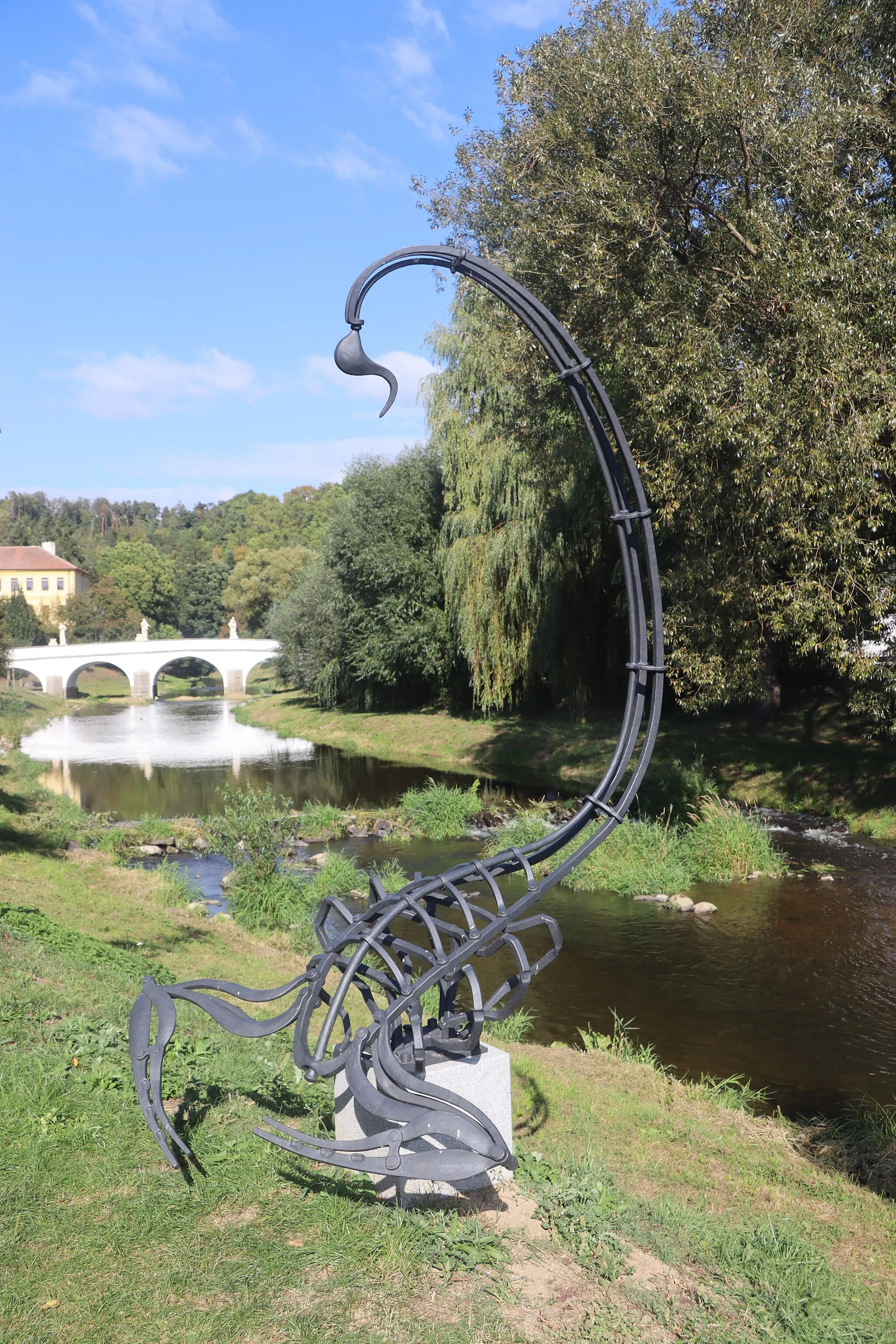 Photo showing: Overview of sculpture Scorpion at Cesta po znameních zvěrokruhu at Kulturní promenáda in Náměšť nad Oslavou, Třebíč District.