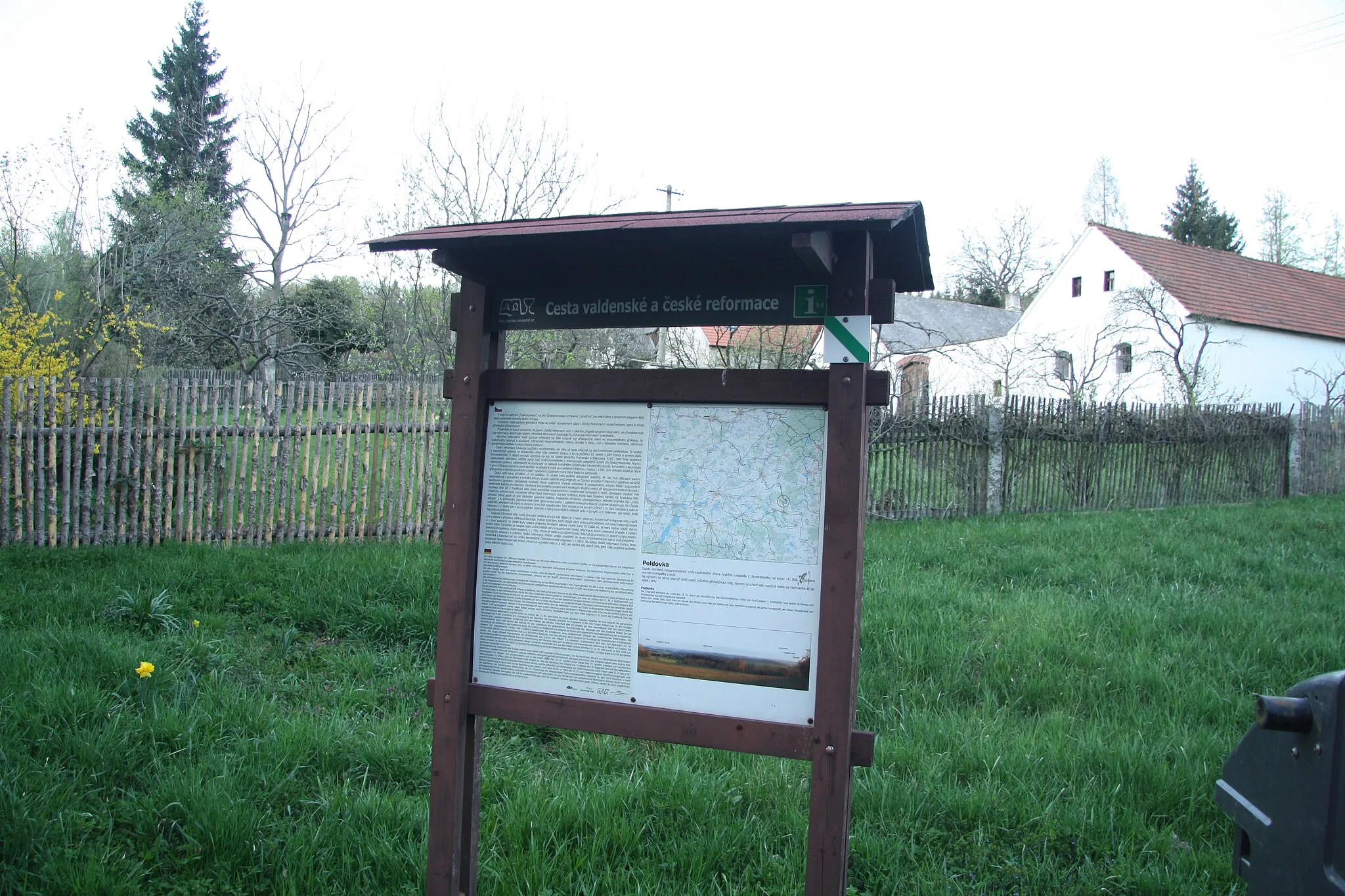 Photo showing: Sign of Cesta valdenské a české reformace in Poldovka, Volfířov, Jindřichův Hradec District.