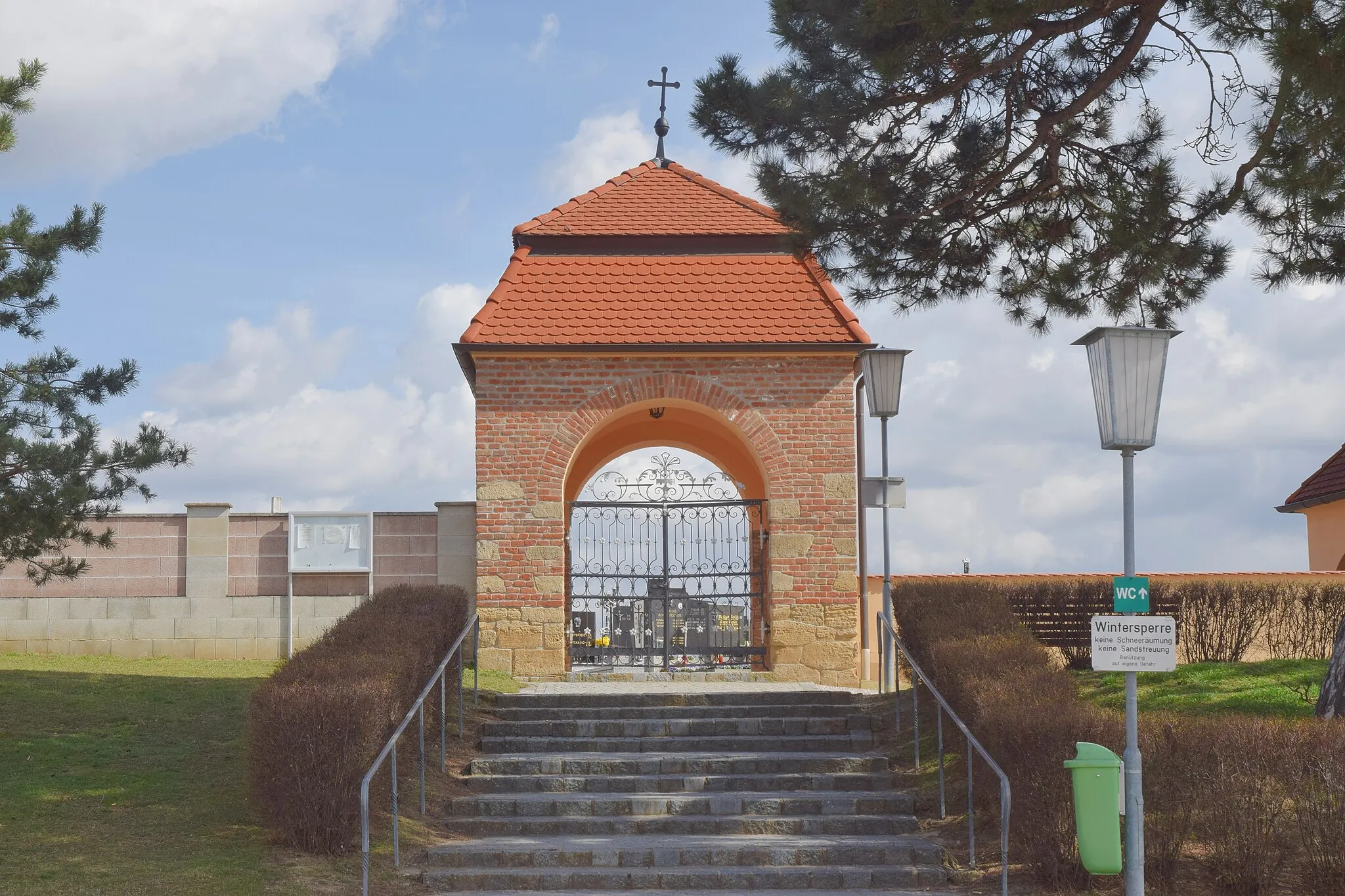 Photo showing: Torbau des Friedhofes in Katzelsdorf von Karl Weinbrenner (um 1900)