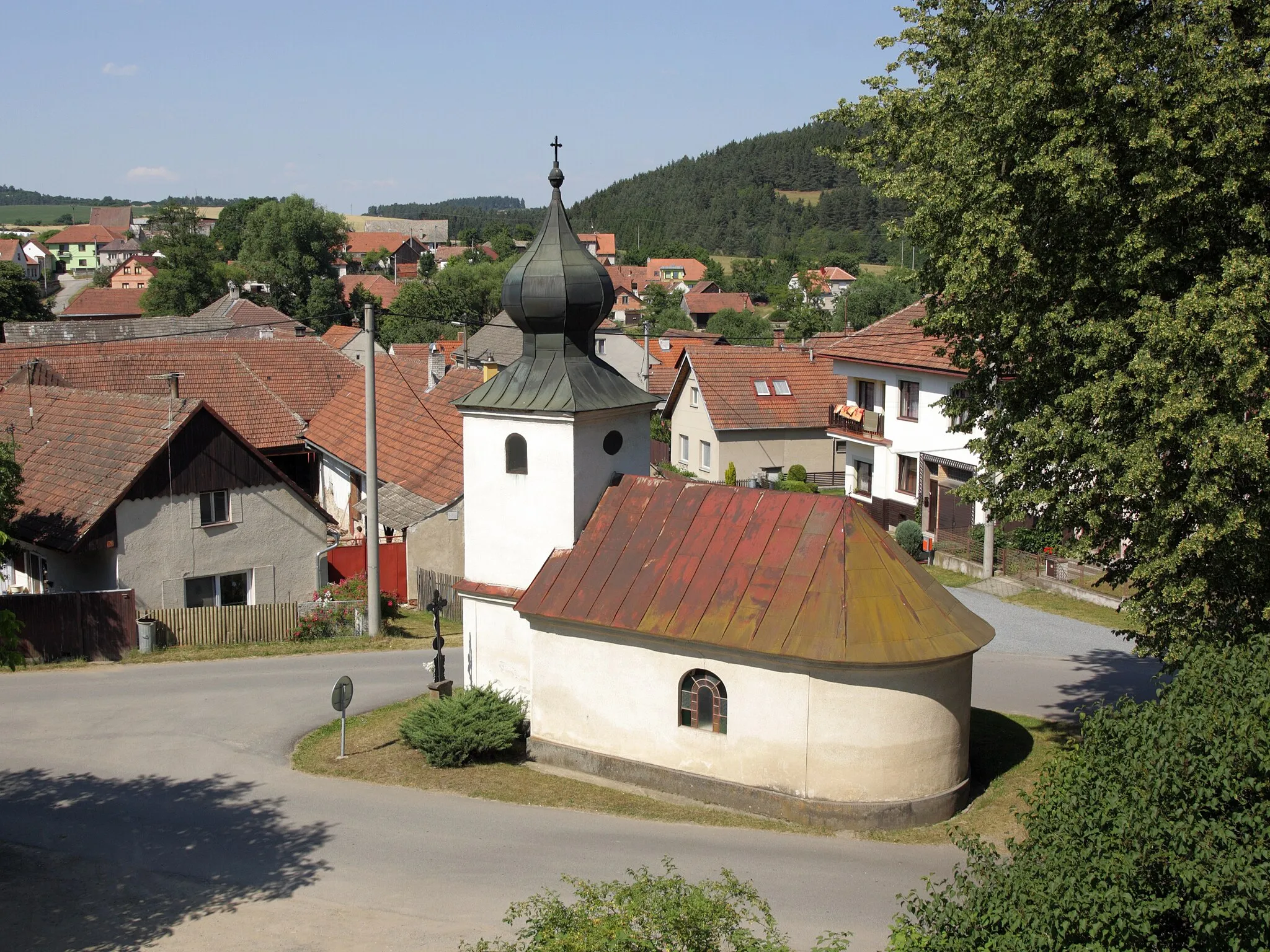Photo showing: Číchov - jižní část obce s kaplí.