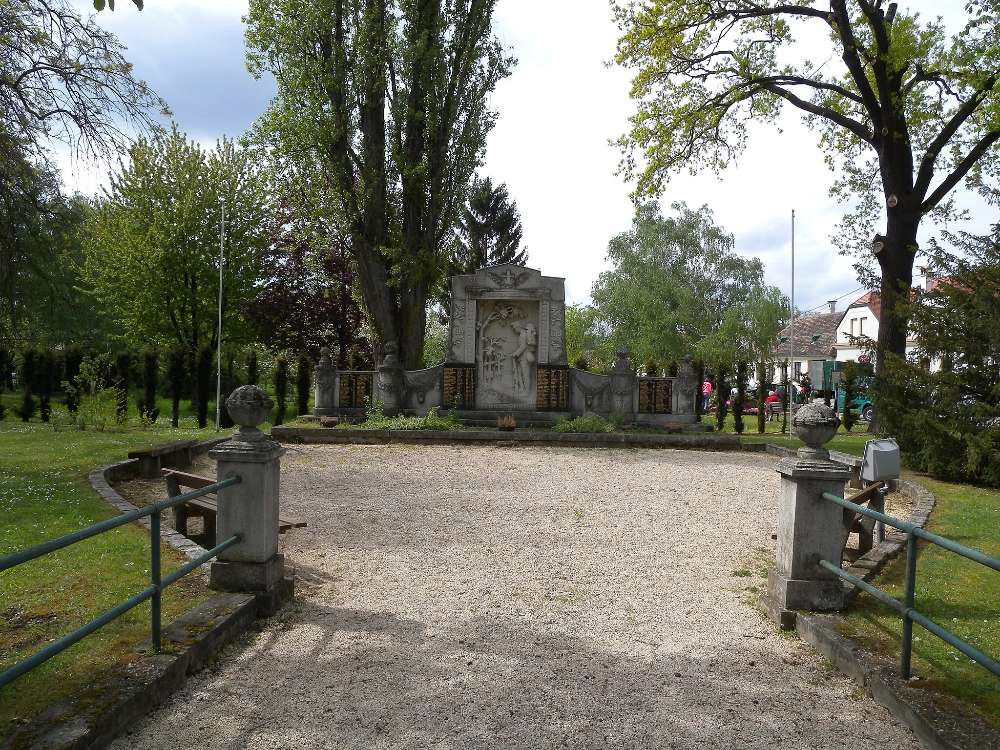 Photo showing: Kriegerdenkmal in Unterretzbach, Weinviertel