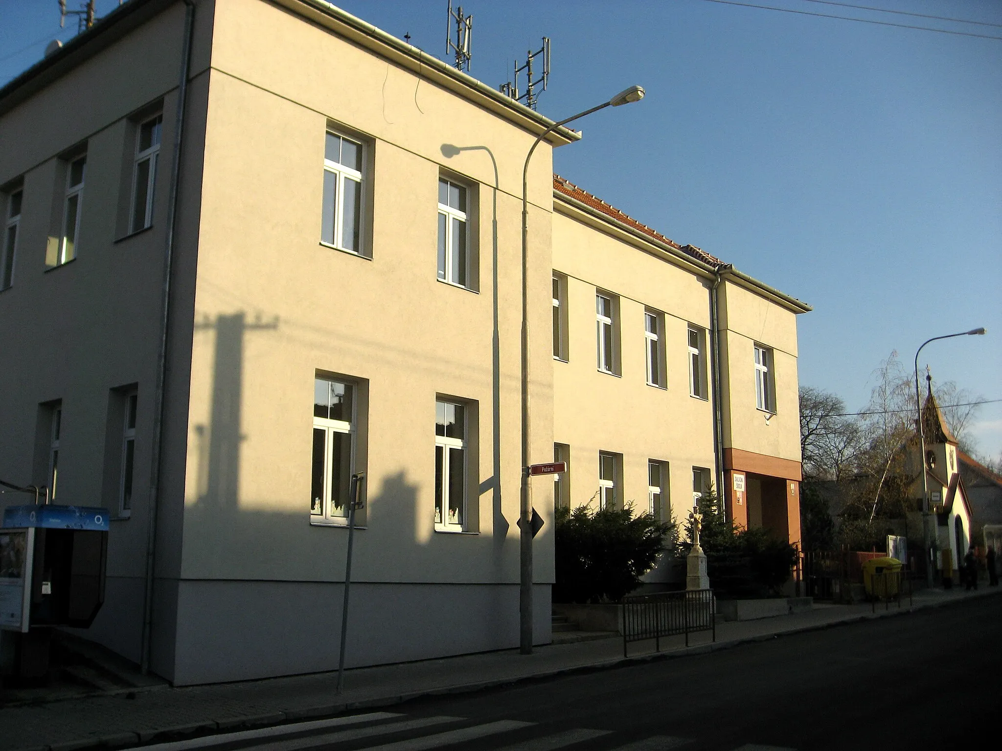 Photo showing: Holásky, škola a kaple