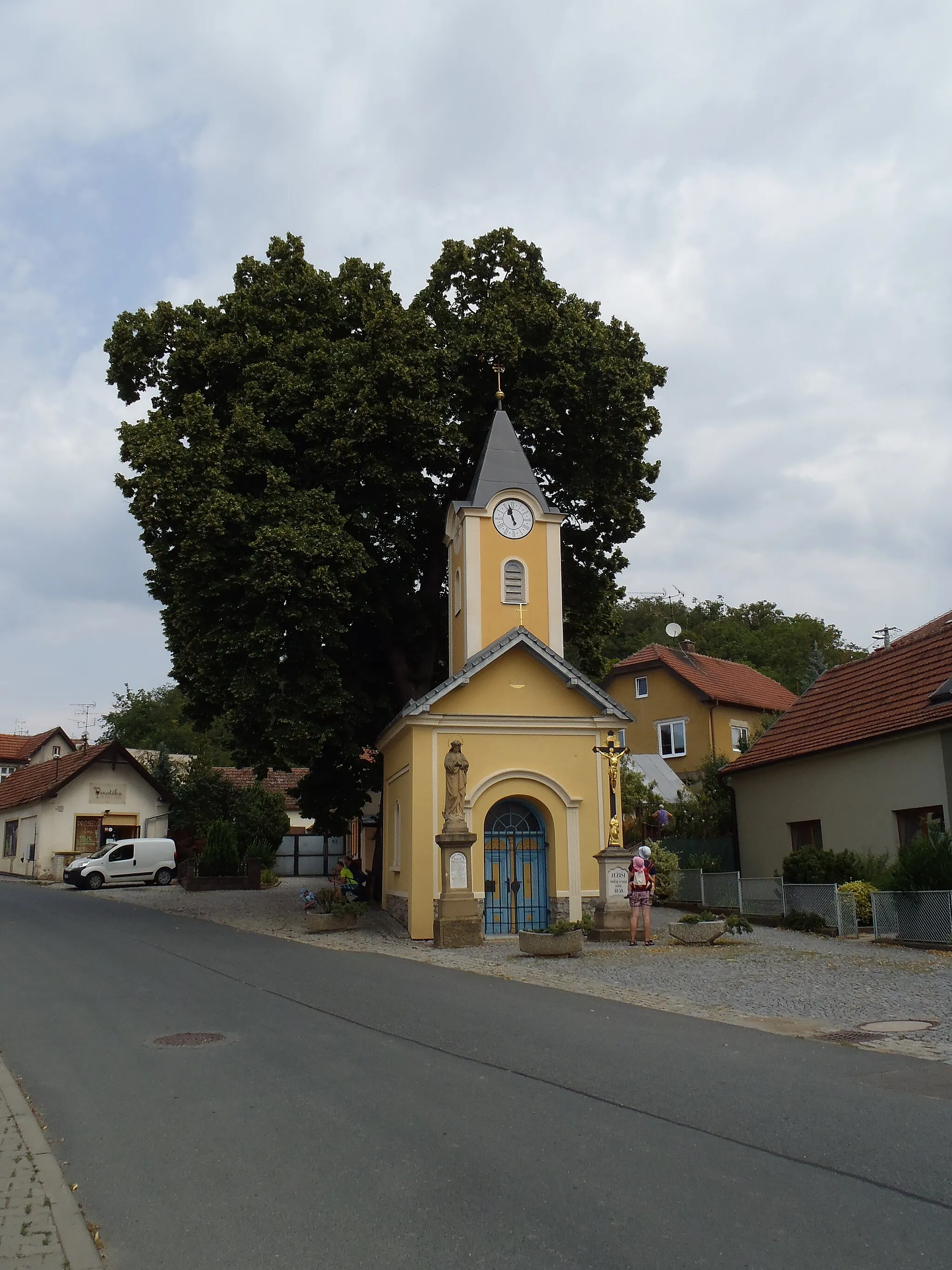 Photo showing: Chapel of the Transfiguration, Mokrá - front view including the statue of Mary, cross, and linden tree.