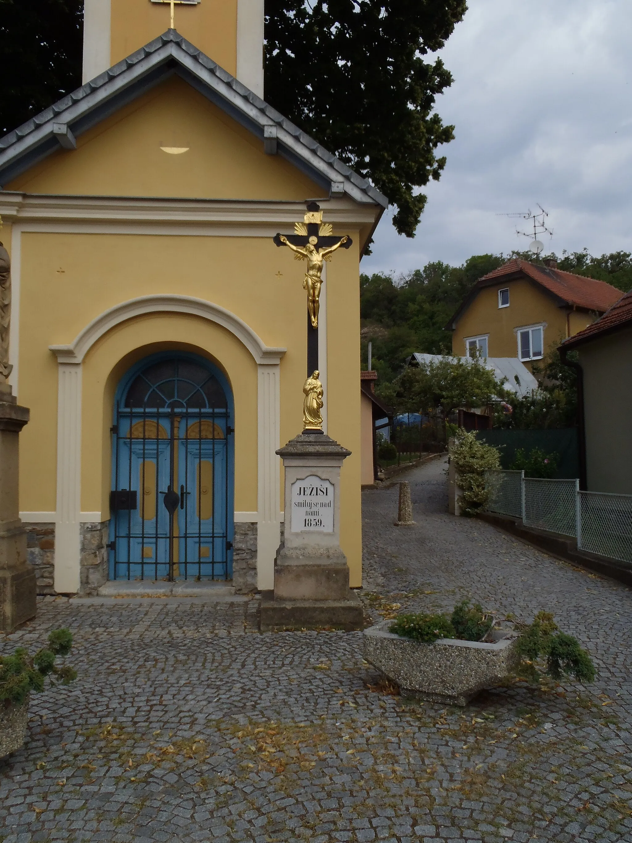 Photo showing: Chapel of the Transfiguration, Mokrá - detail of the cross to the right of entrance.