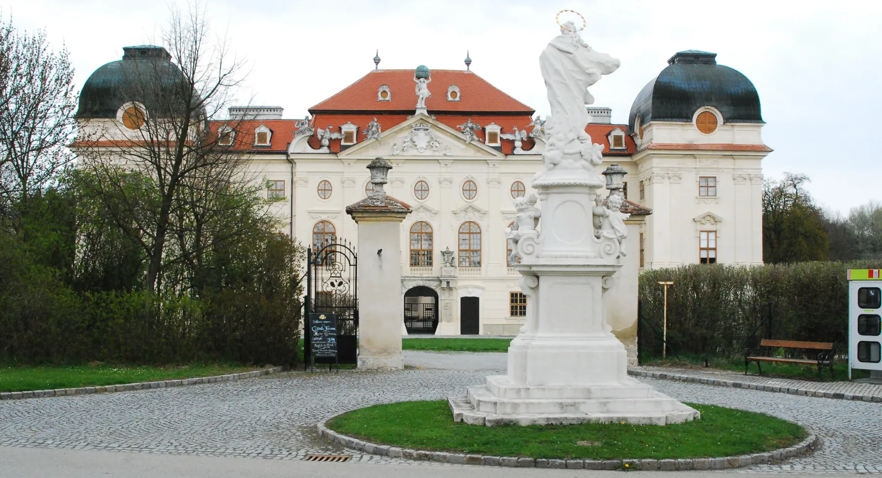 Photo showing: Mariensäule und Schloss Riegersburg in Riegersburg in Niederösterreich