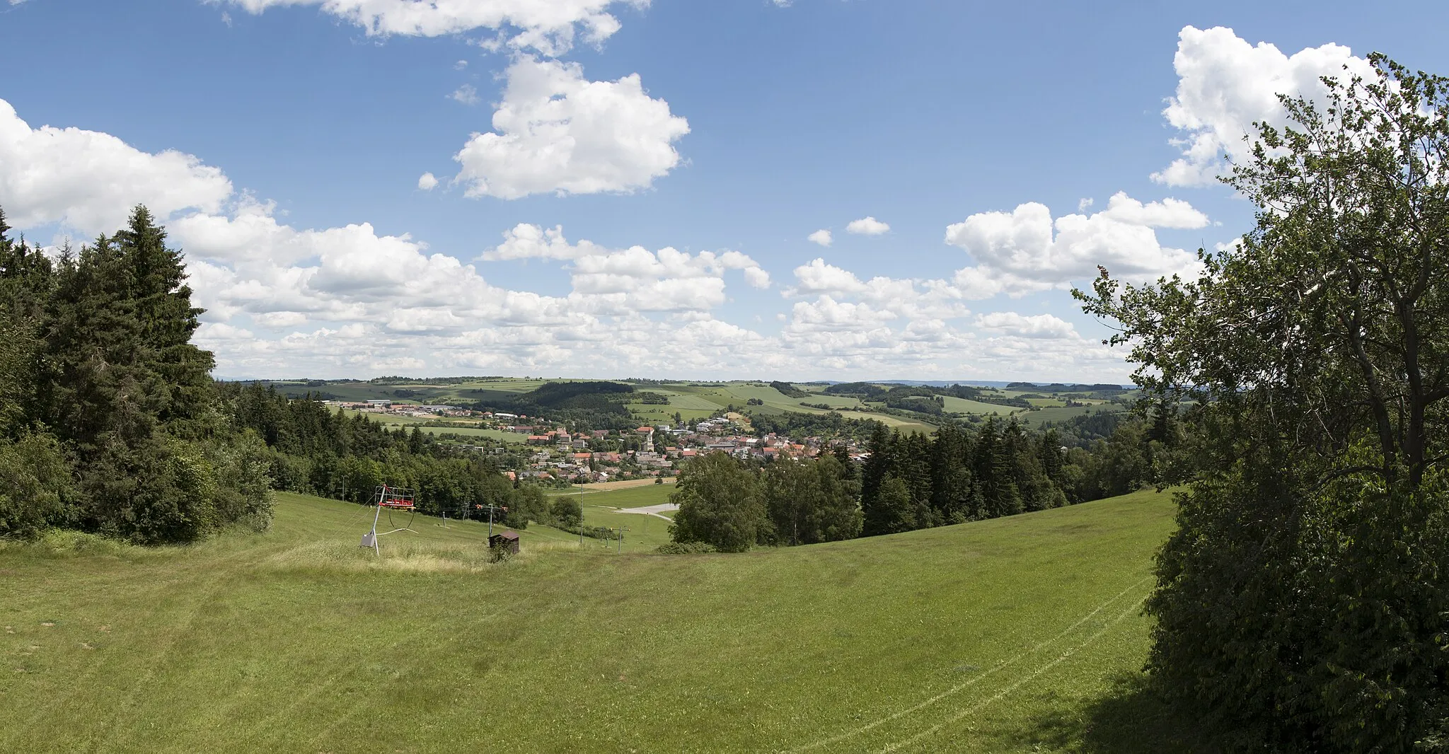 Photo showing: Olešnice (rozhledna) z 18.6.2016 - panoramatický výhled na sjezdovku a přilehlou obec