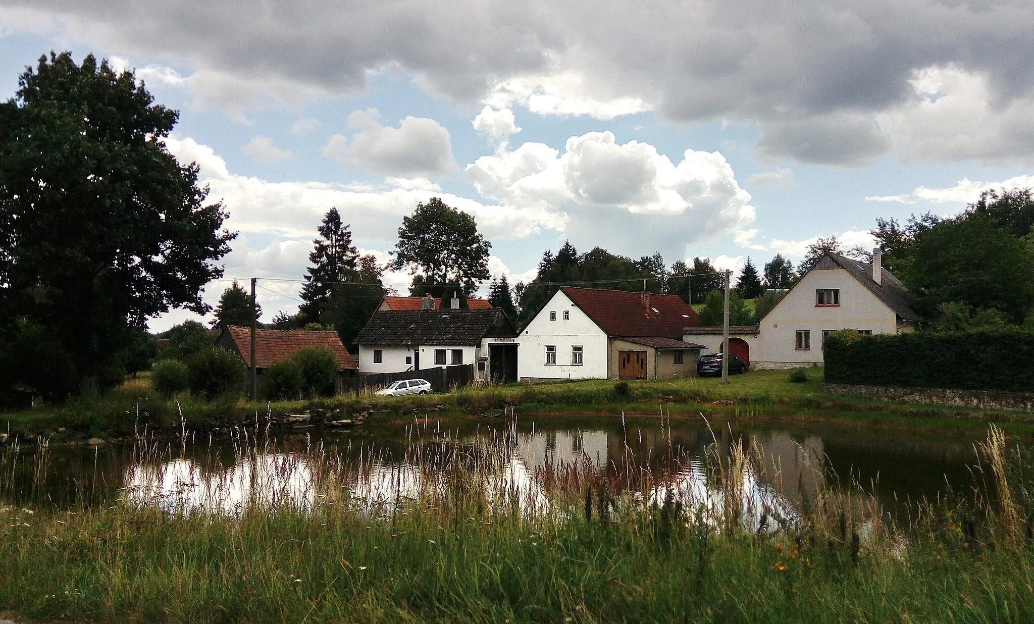 Photo showing: Houses No 18,17 and 26 on the Grasel Trail in the village of Horní Radíkov, south Bohemia, Czechia