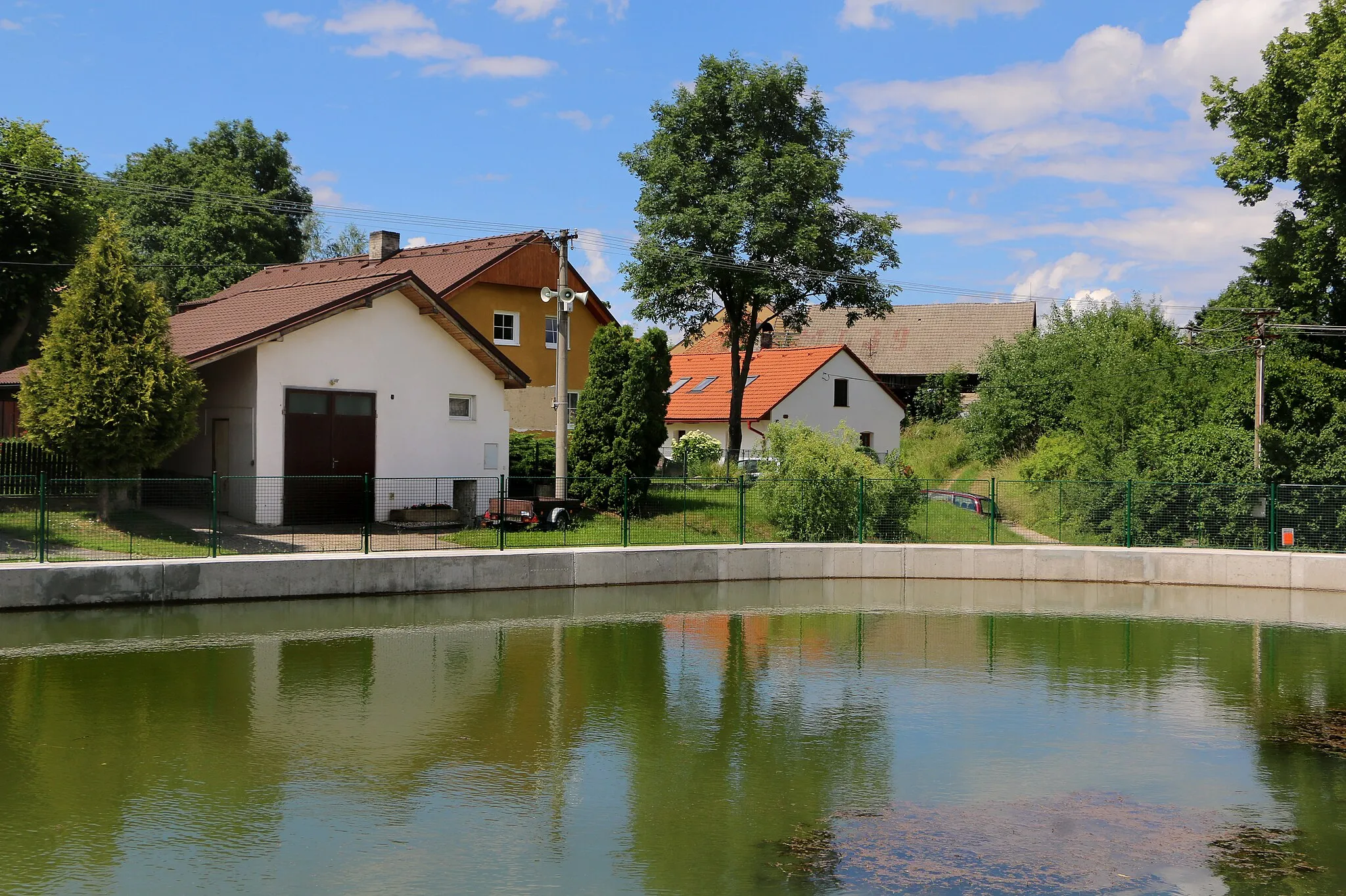 Photo showing: Common pond in Beranovec, part of Suchá, Czech Republic.