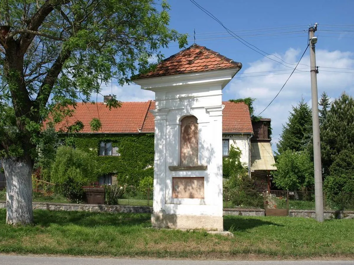 Photo showing: Column shrine in Vojkovice in Brno-Country District – entry no. 28791.