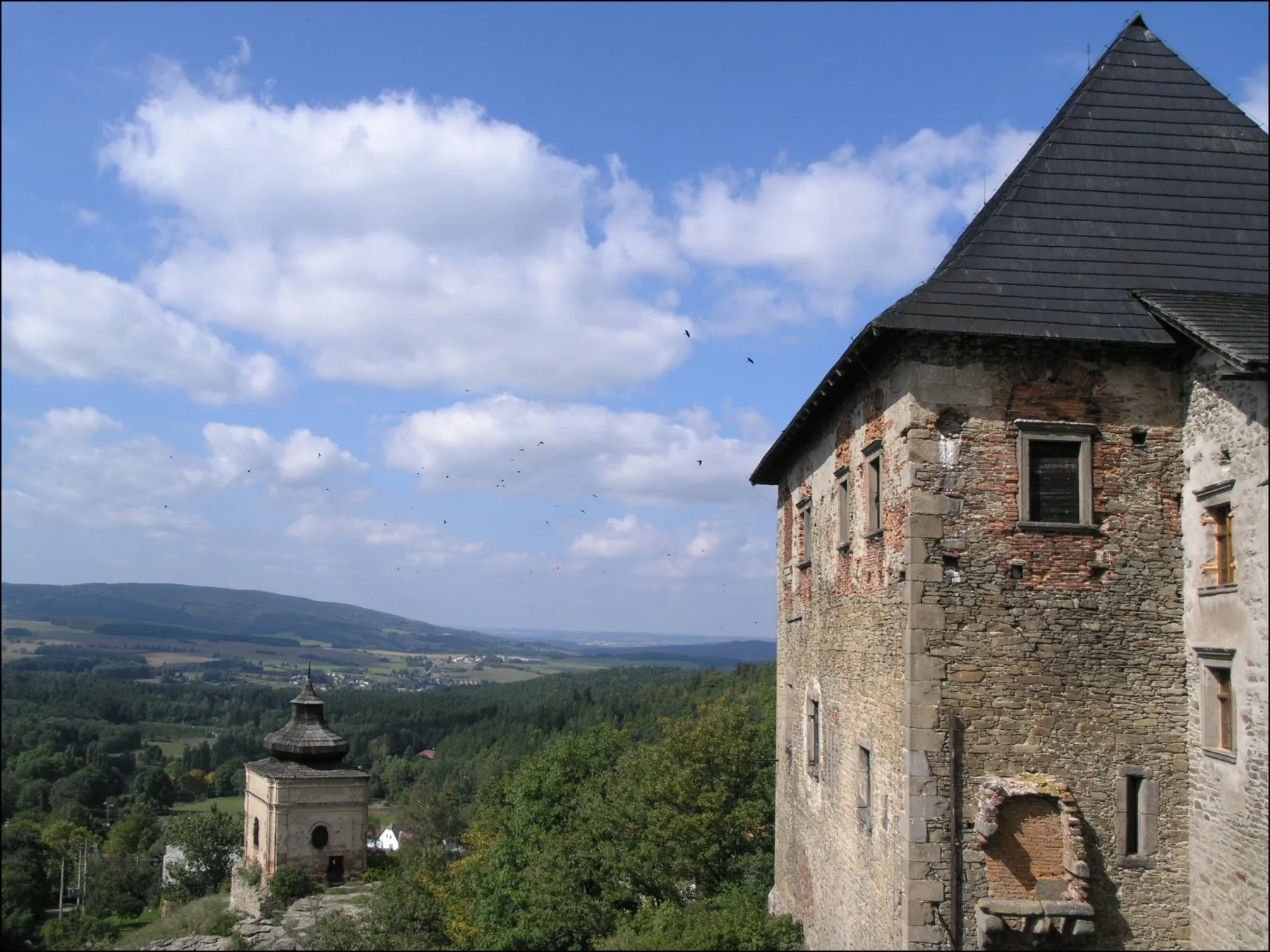 Photo showing: Hrad Lipnice nad Sázavou - barokní zvonice a JZ nároží Thurnovského paláce