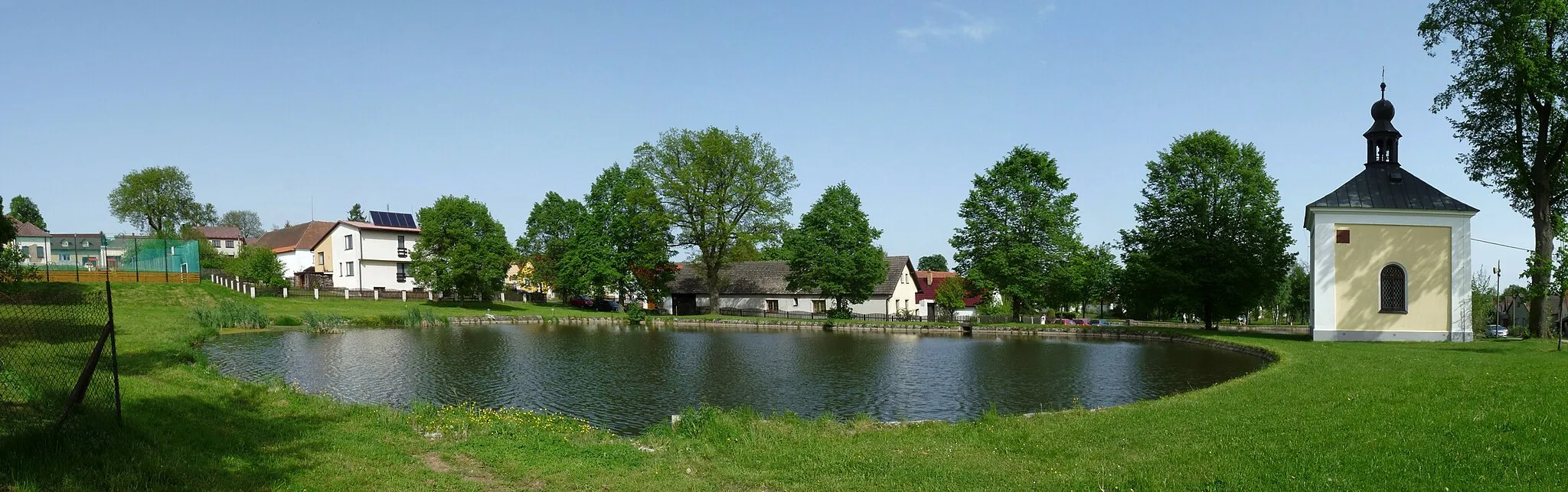 Photo showing: Pond and the chapel in the village of Březina, Jindřichův Hradec District, South Bohemian Region, Czech Republic.