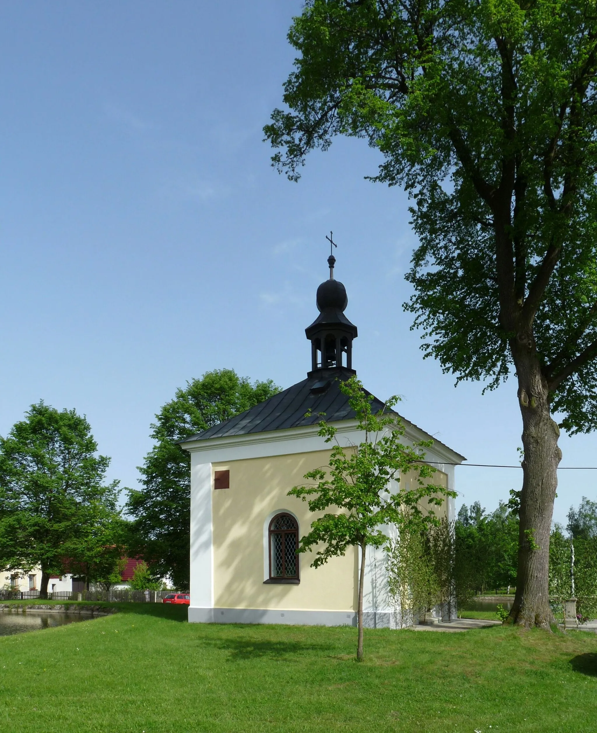 Photo showing: Chapel in the village of Březina, Jindřichův Hradec District, South Bohemian Region, Czech Republic.