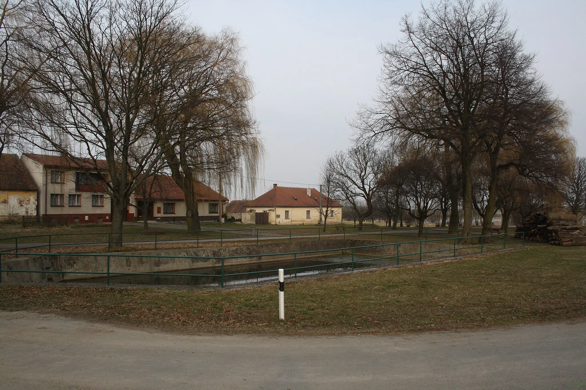 Photo showing: Pond and Square in Zárubice.