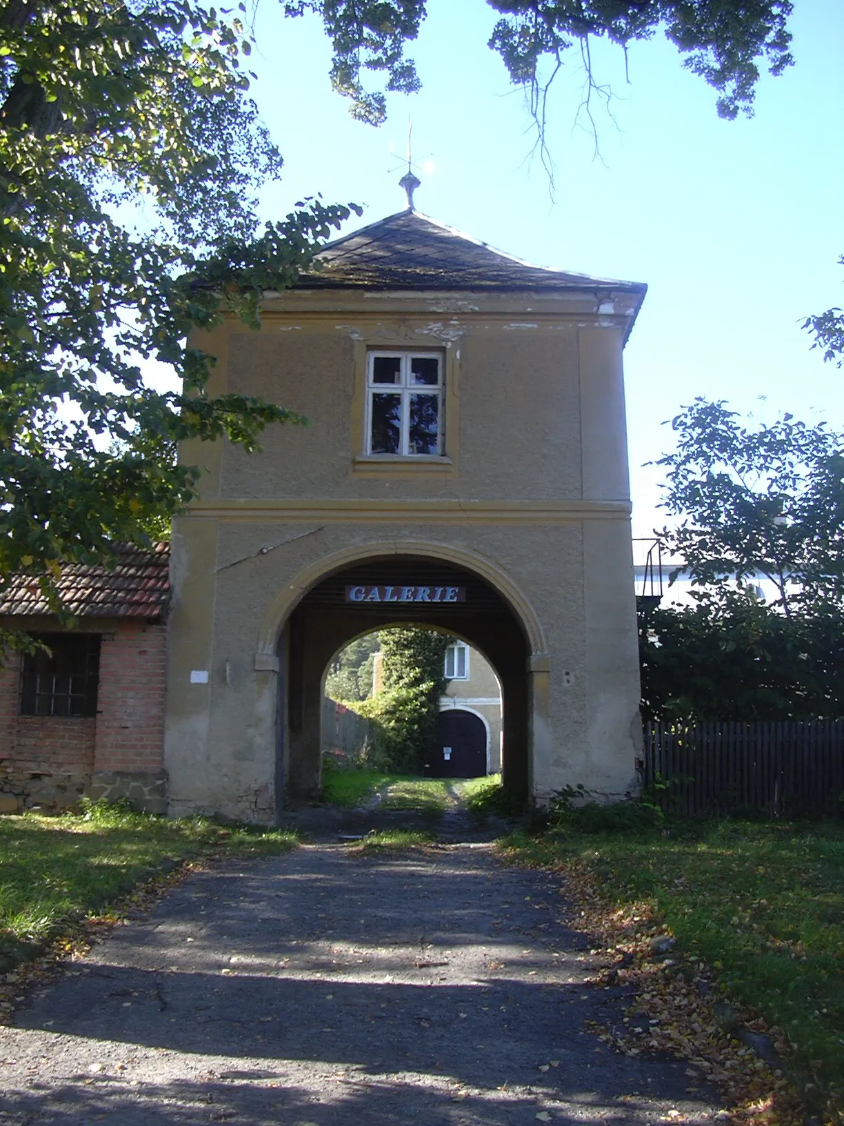Photo showing: Vstupní brána na zámečku Troyerstein v Rychtářově, Vyškov, Česká republika