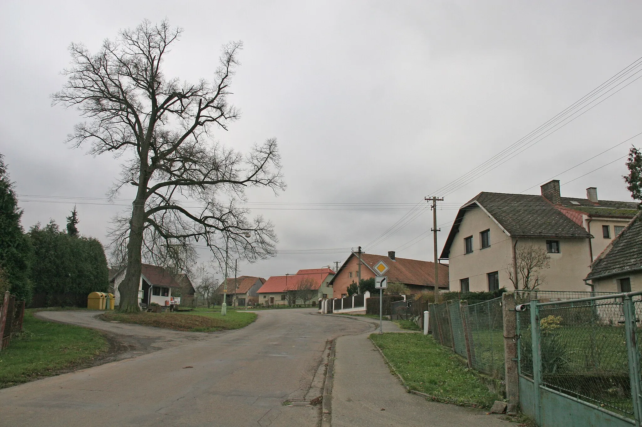 Photo showing: Šiškovice čp. 36
Camera location 49° 52′ 49.94″ N, 15° 46′ 07.62″ E View this and other nearby images on: OpenStreetMap 49.880540;   15.768782

This file was created as a part of the photographic program of Wikimedia Czech Republic. Project: Foto českých obcí The program supports Wikimedia Commons photographers in the Czech Republic.
