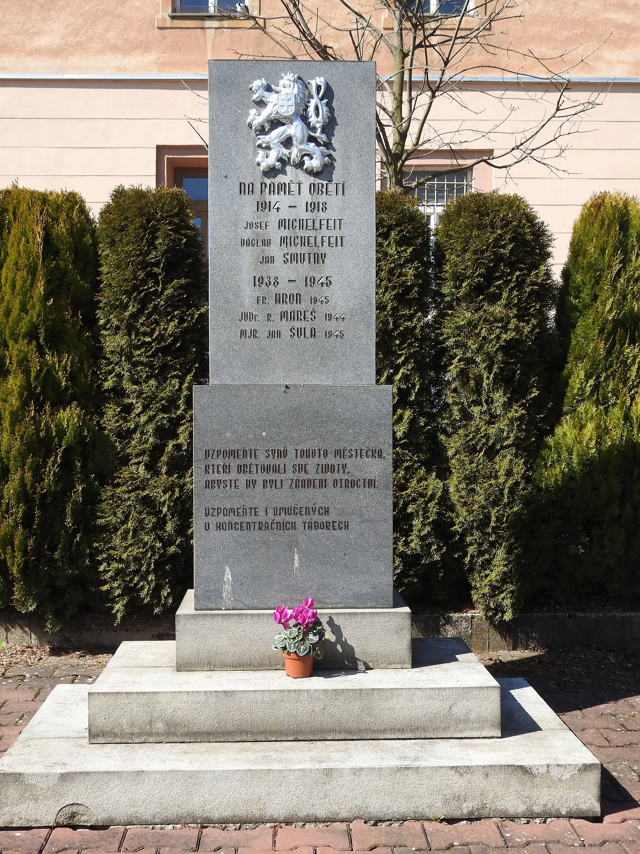 Photo showing: Monument to victims of the 1st and 2nd World War situated in the public area at of Post office (town Stoky, district Havlíčkův Brod, region Vysočina, Czech Republic).