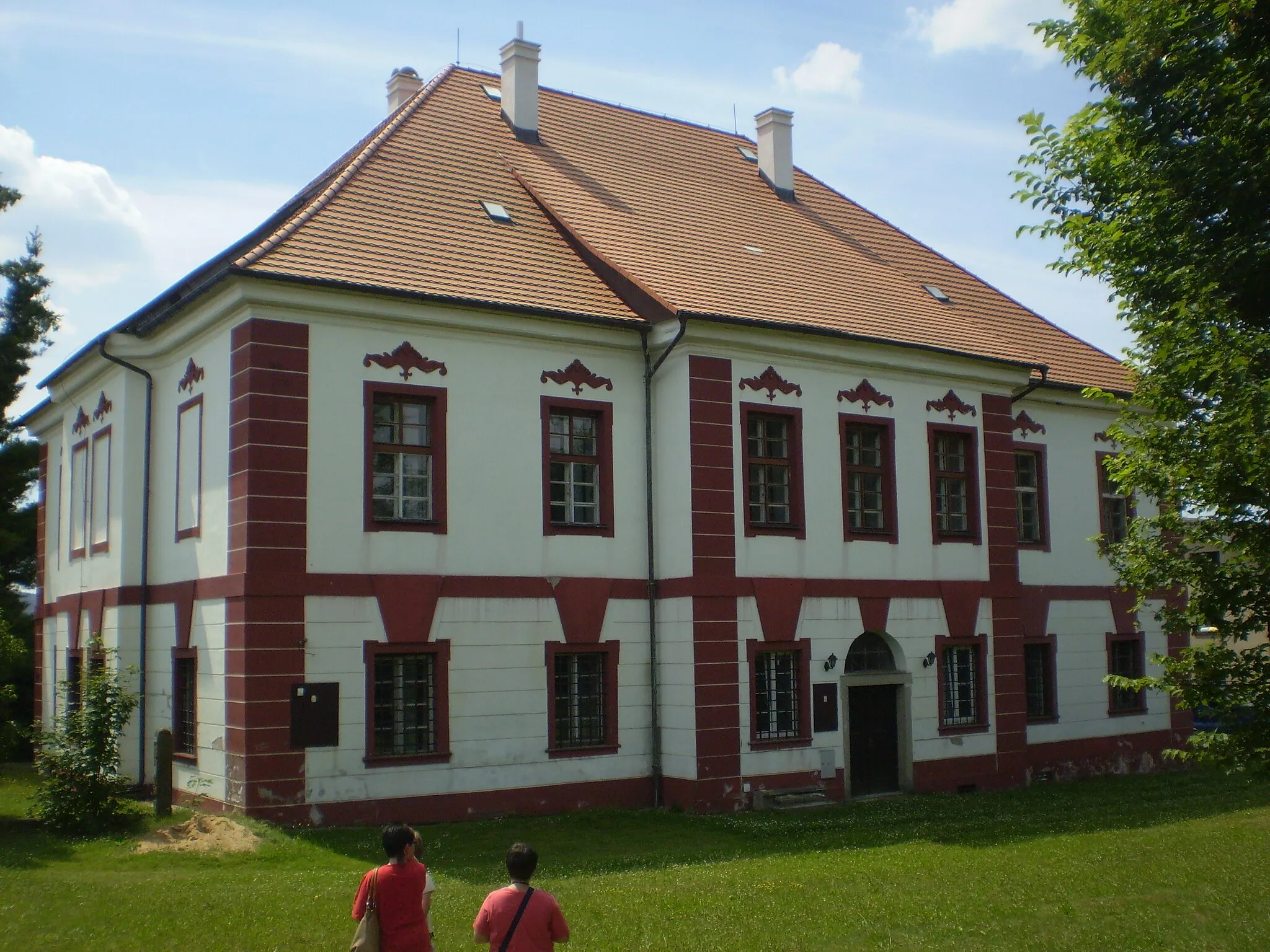 Photo showing: pohled z parku na zámek Vilémovice