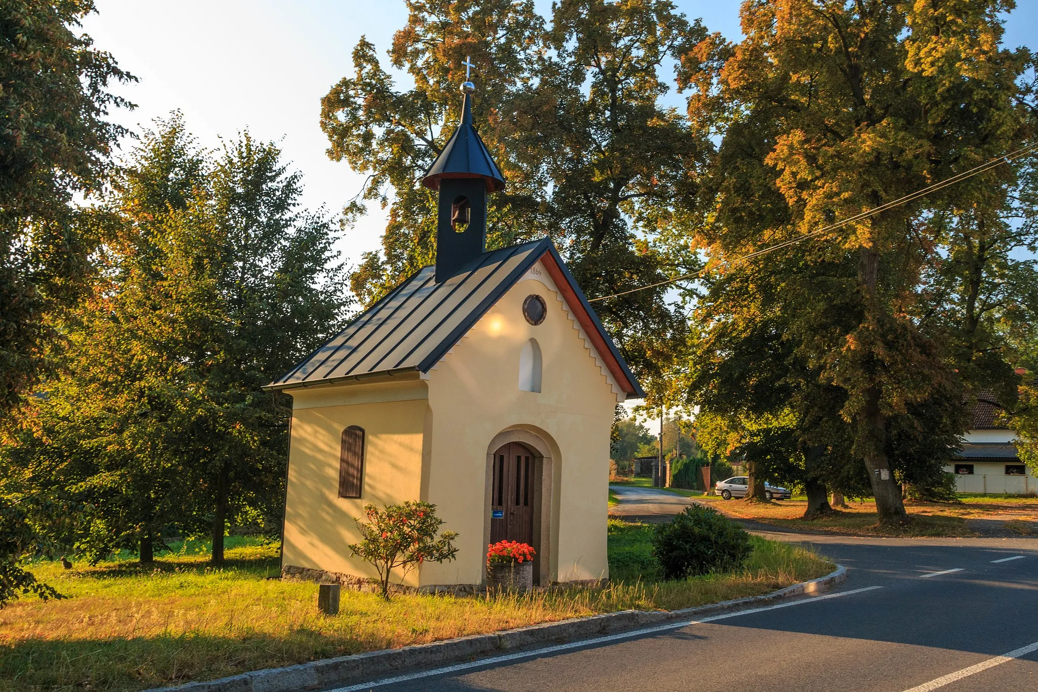 Photo showing: Závidkovice - kaplička

This file was created as a part of the photographic program of Wikimedia Czech Republic. Project: Foto českých obcí The program supports Wikimedia Commons photographers in the Czech Republic.