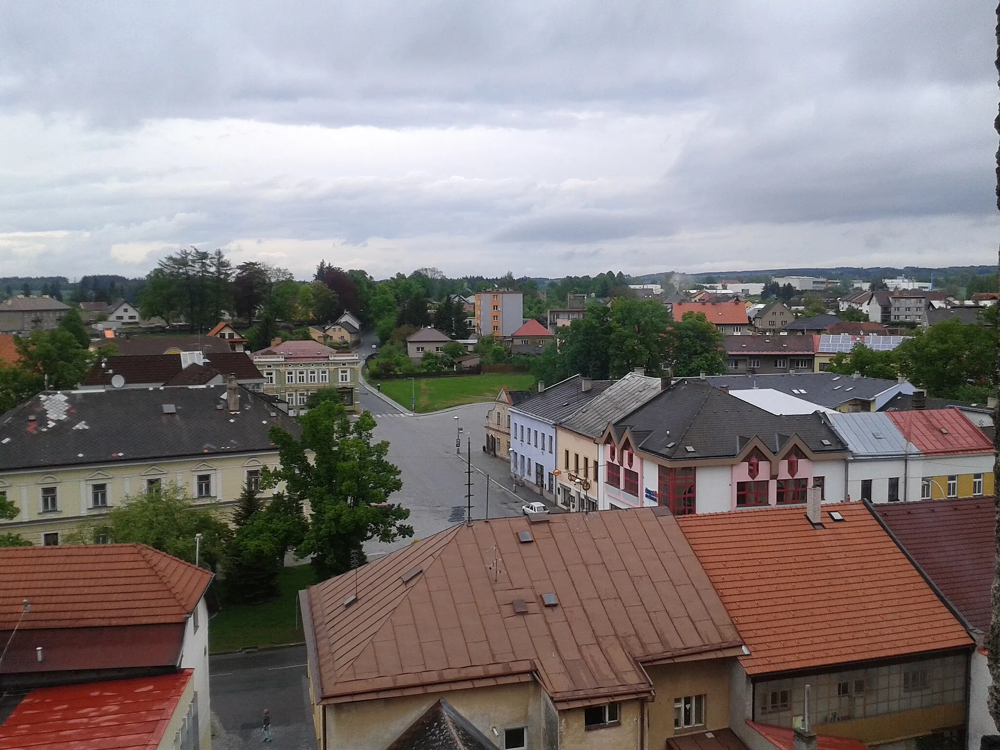 Photo showing: Pohled z věže na horní část Bechyňova náměstí směrem ke hřbitovu na Modlíkov. Město Přibyslav. Okr. Havlíčkův Brod. Kraj Vysočina. Czech Republik.