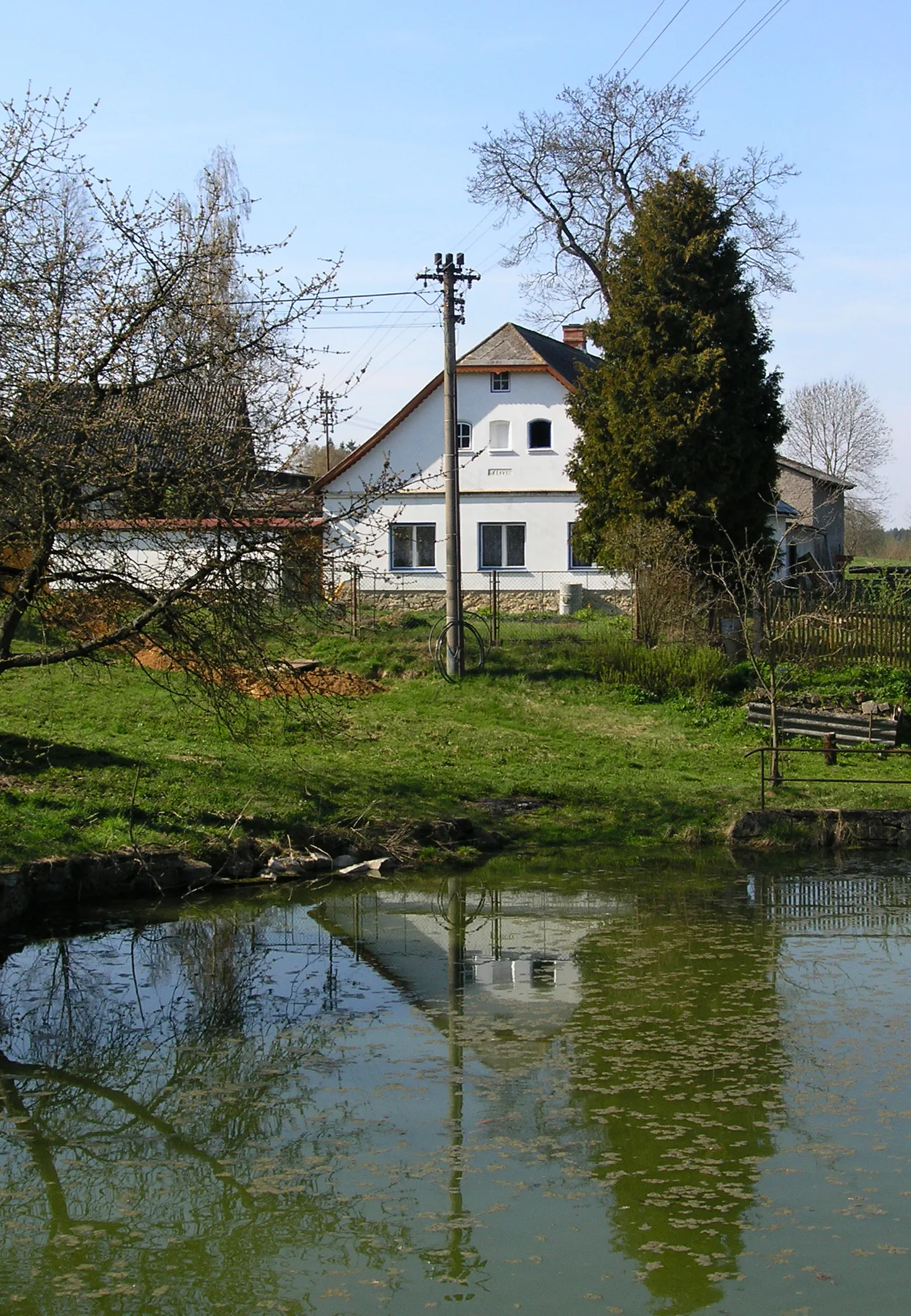 Photo showing: Common pond in Bratroňov, part of Krásná Hora village, Czech Republic