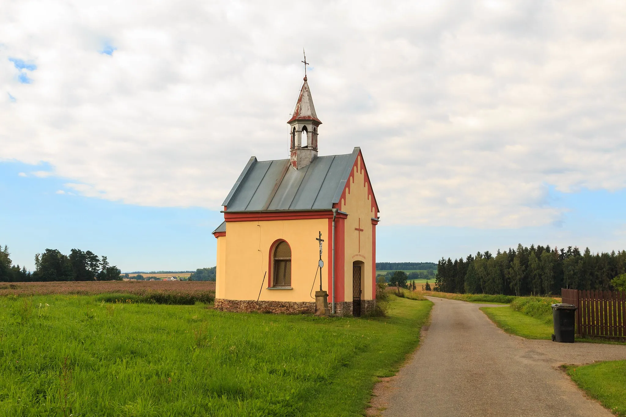 Photo showing: Údolí - kaple

This file was created as a part of the photographic program of Wikimedia Czech Republic. Project: Foto českých obcí The program supports Wikimedia Commons photographers in the Czech Republic.