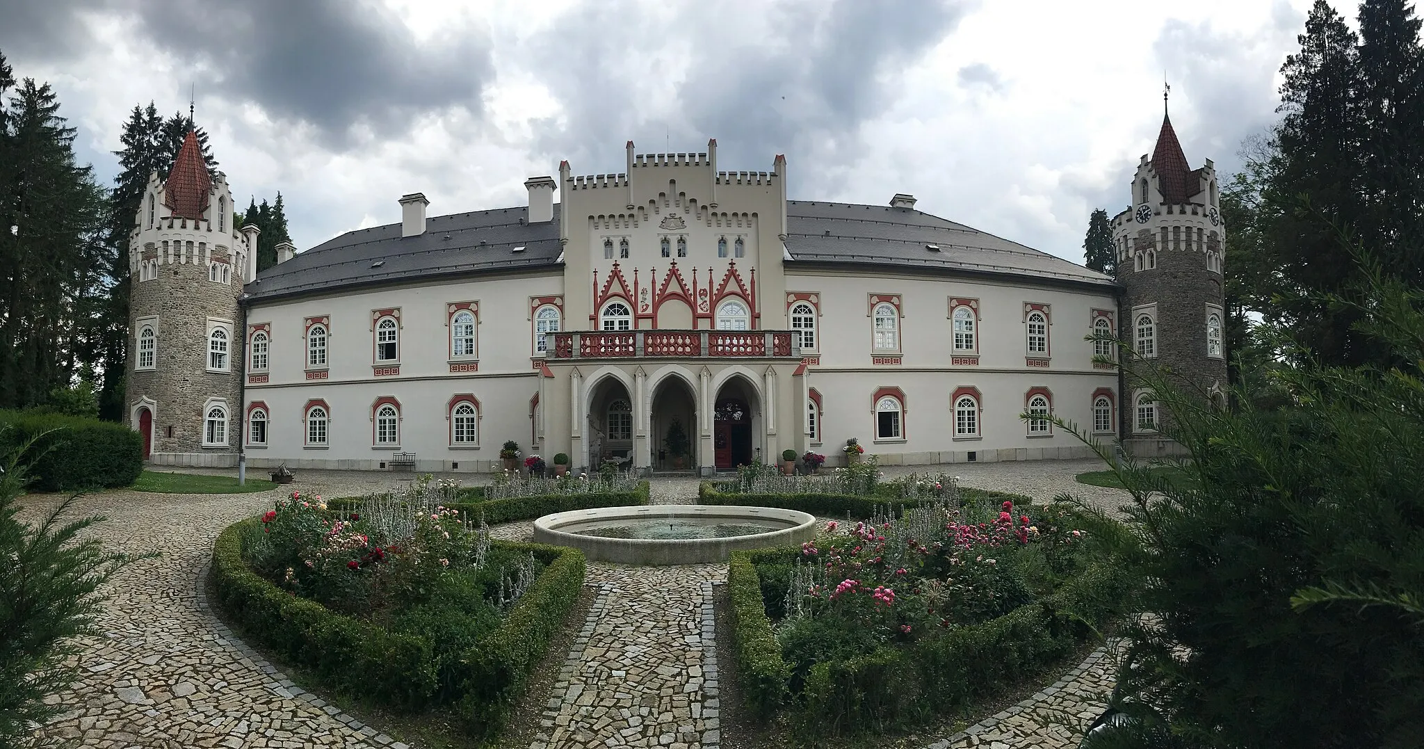Photo showing: Chateau Herálec daytime view.