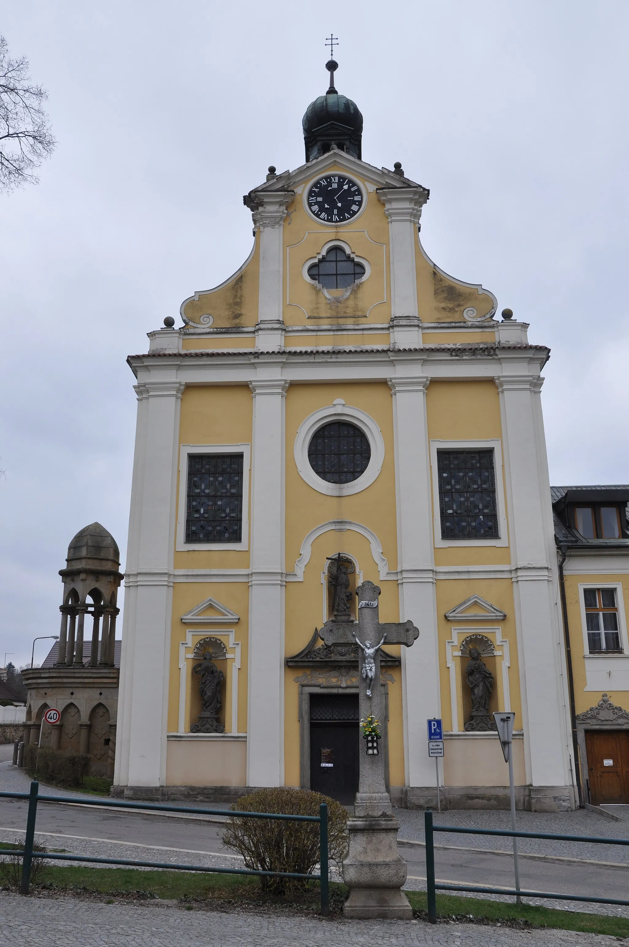 Photo showing: Průčelí klášterního kostela svaté Rodiny. Autorem projektu bratr Philipus - člen konventu pražského kláštera na Zderaze. Zde pracoval až do roku 1691,kdy přešel do německobrodského konventu (kde setrval až do smrti). Dílo bratra Philipuse - vytvoření soch členů sv.Rodiny, které dnes zdobí průčelí kostela. Knižní informace - název knihy Baroko na Havlíčkobrodsku (Publikace vychází k výstavě Baroko na Havlíčkobrodsku 23.května - 7.září 2014) strana 117. Druhá knižní informace - název Havlíčkův Brod a okolí str.35. Autor Jiří Sochr Marie Sochrová - Kostel sv.Rodiny (klášterní) - průčelí upraveno podle návrhu br.Filipa a Sancto Hermanno. Knihy k zapůjčení v Krajské knihovně Havlíčkův Brod. Informace nastudoval Pohled 111. Klášterní kostel svaté Rodiny. Ulice P.F. Ledvinky a ulice B. Kobzinové. Havlíčkův Brod. Kraj Vysočina. Czech Republic.