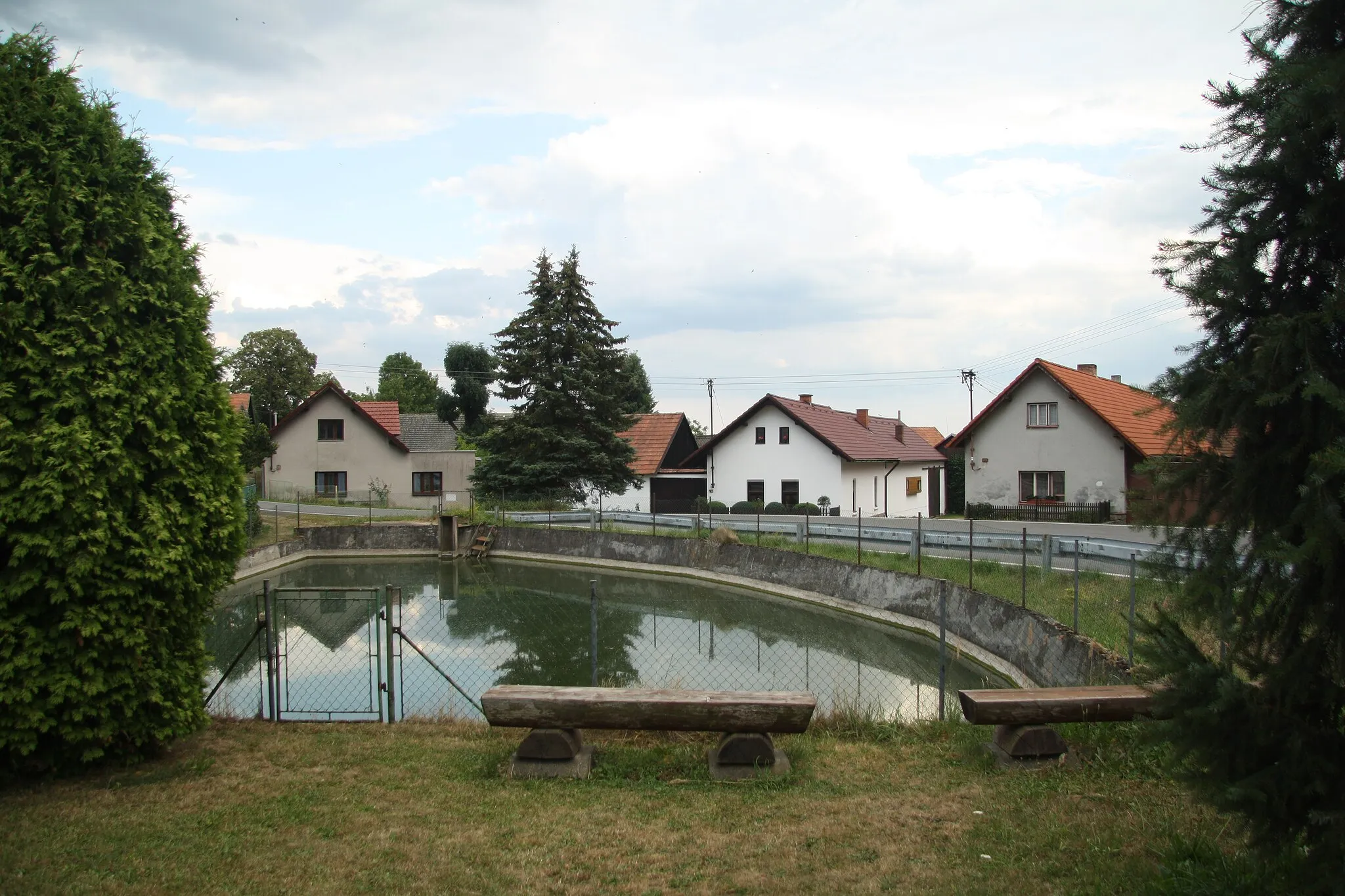 Photo showing: Village pond in Rejčkov, Dolní Město, Havlíčkův Brod District.