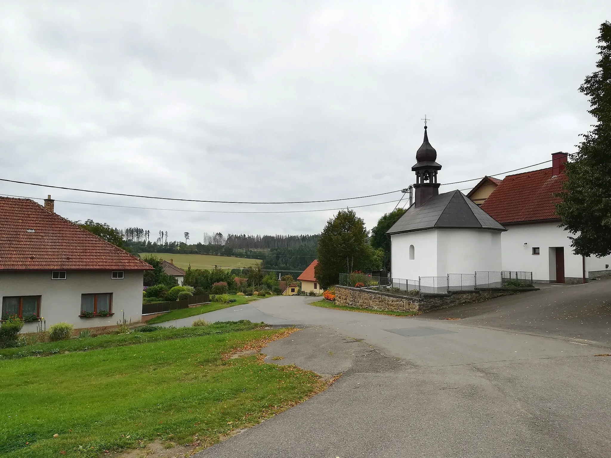 Photo showing: Zadní Zhořec - kaple a náves