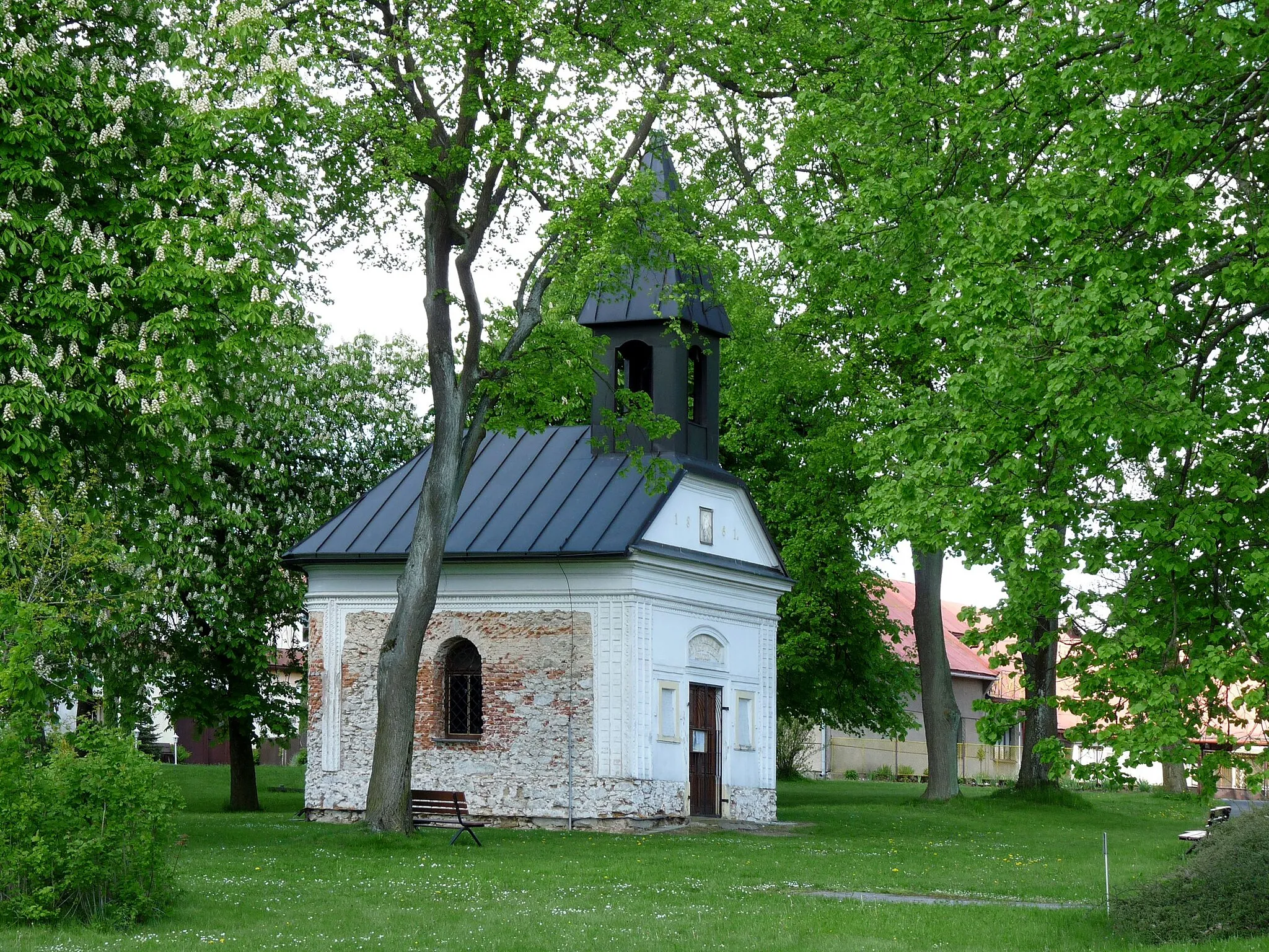 Photo showing: Chapel in the village of Vepřová, Žďár nad Sázavou District, Vysočina Region, Czech Republic.