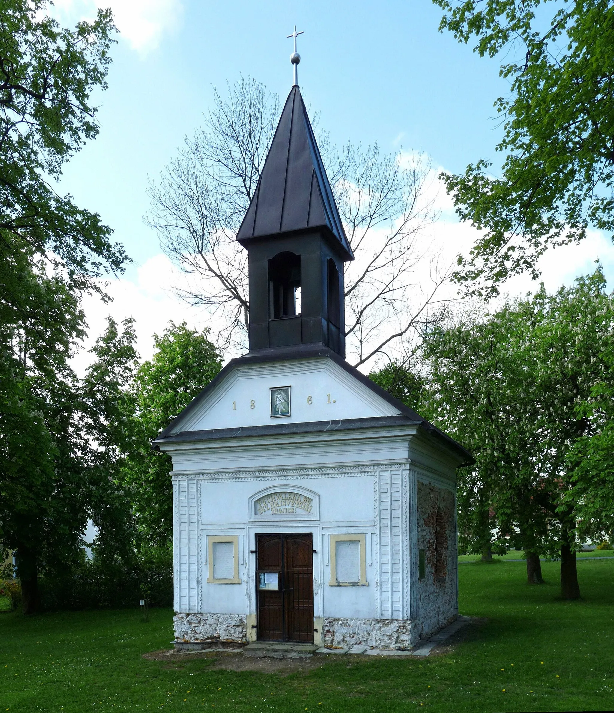 Photo showing: Chapel in the village of Vepřová, Žďár nad Sázavou District, Vysočina Region, Czech Republic.