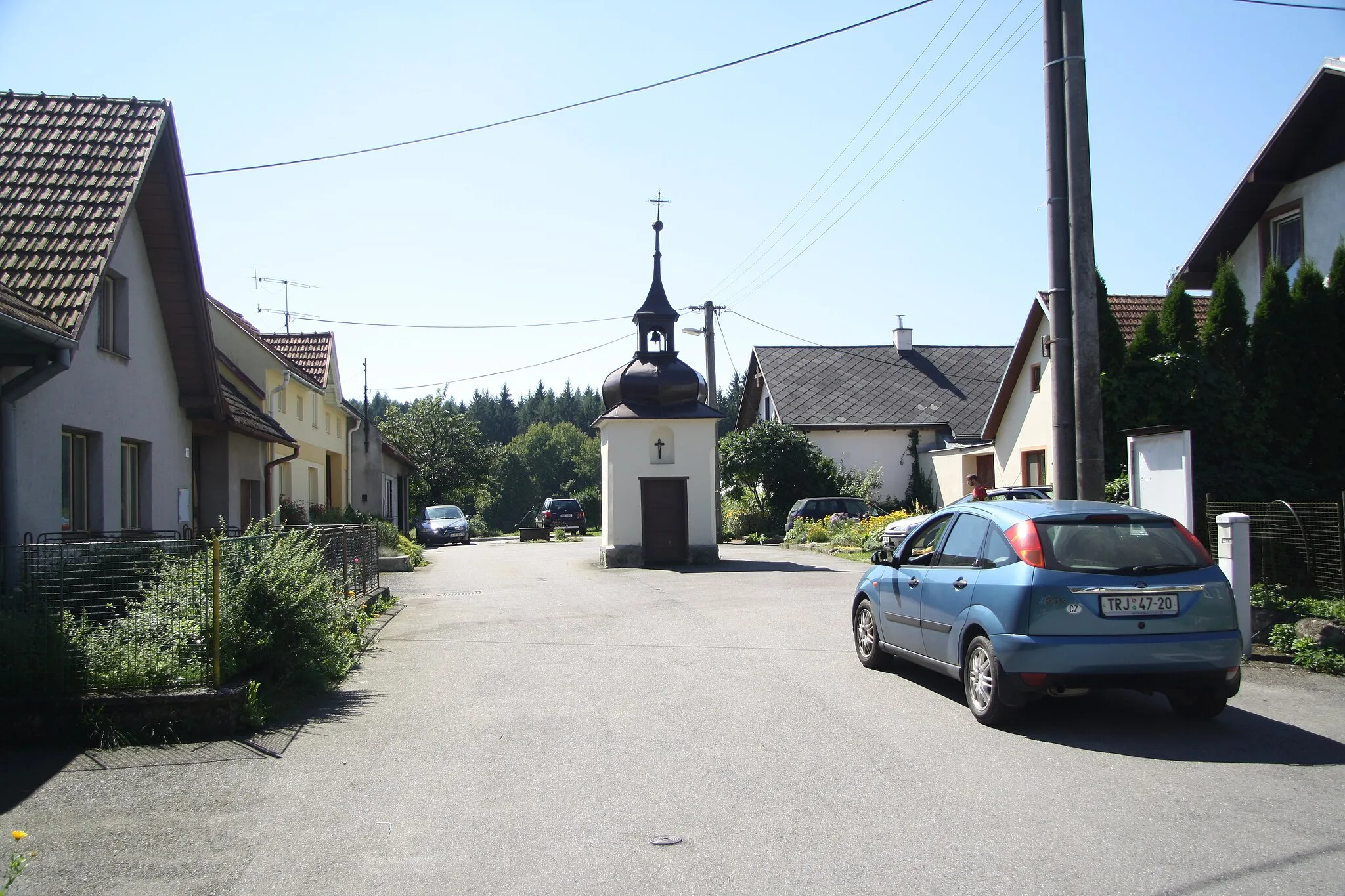 Photo showing: Center and chapel in Laštovičky, Rousměrov, Žďár nad Sázavou District.